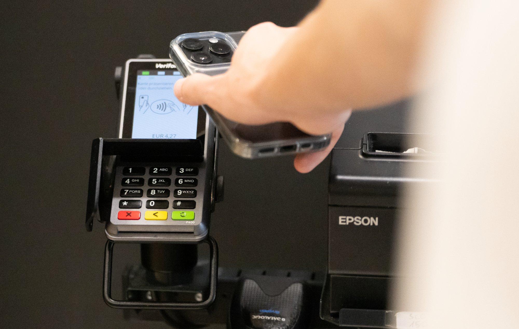 Noored eelistavad plastkaartidele nutiseadmeid. Sularaha kasutas eelmisel aastal igapäevaselt vaid 10% inimestest