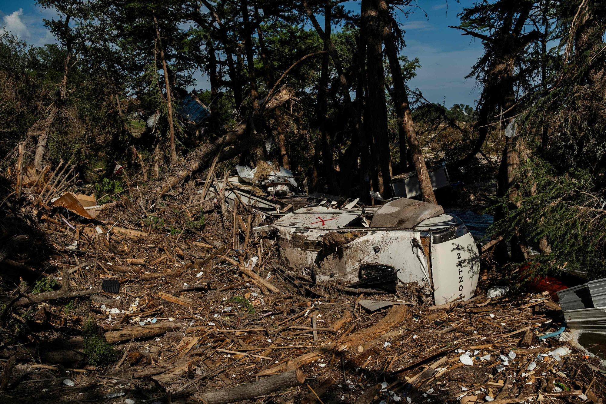 VIDEO | Texase kuberneri sõnul on pärast tapvat äkktulva endiselt kadunud üle 160 inimese
