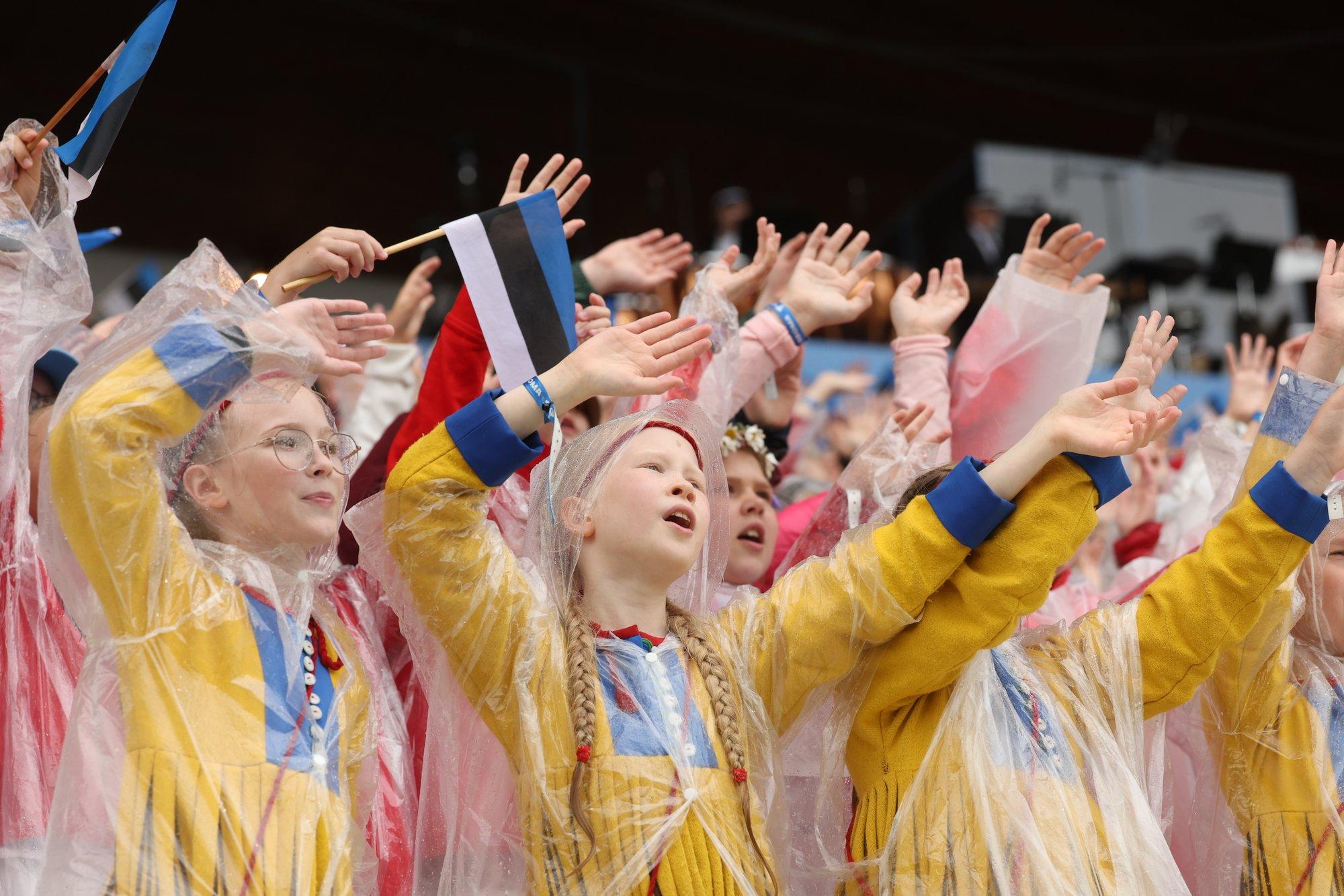 JUHTKIRI | Aitäh, laulu- ja tantsupidu! Vajame ilusaid hetki, kus eestlased pole üksteise kõri kallal