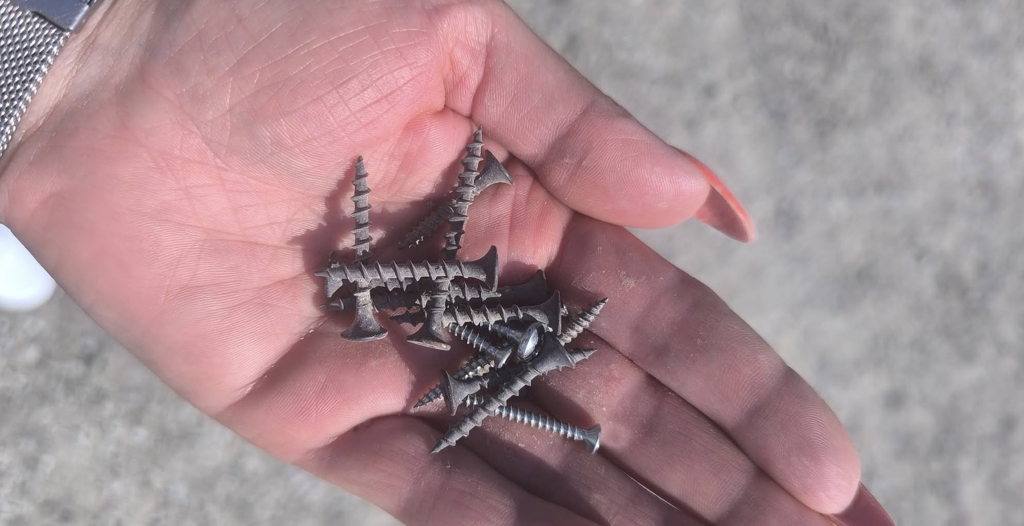 „Mis haige inimene see on?“ Paldiskis loobitakse laiali kruvisid, elanikud kurdavad, et linn on muutunud ohtlikuks