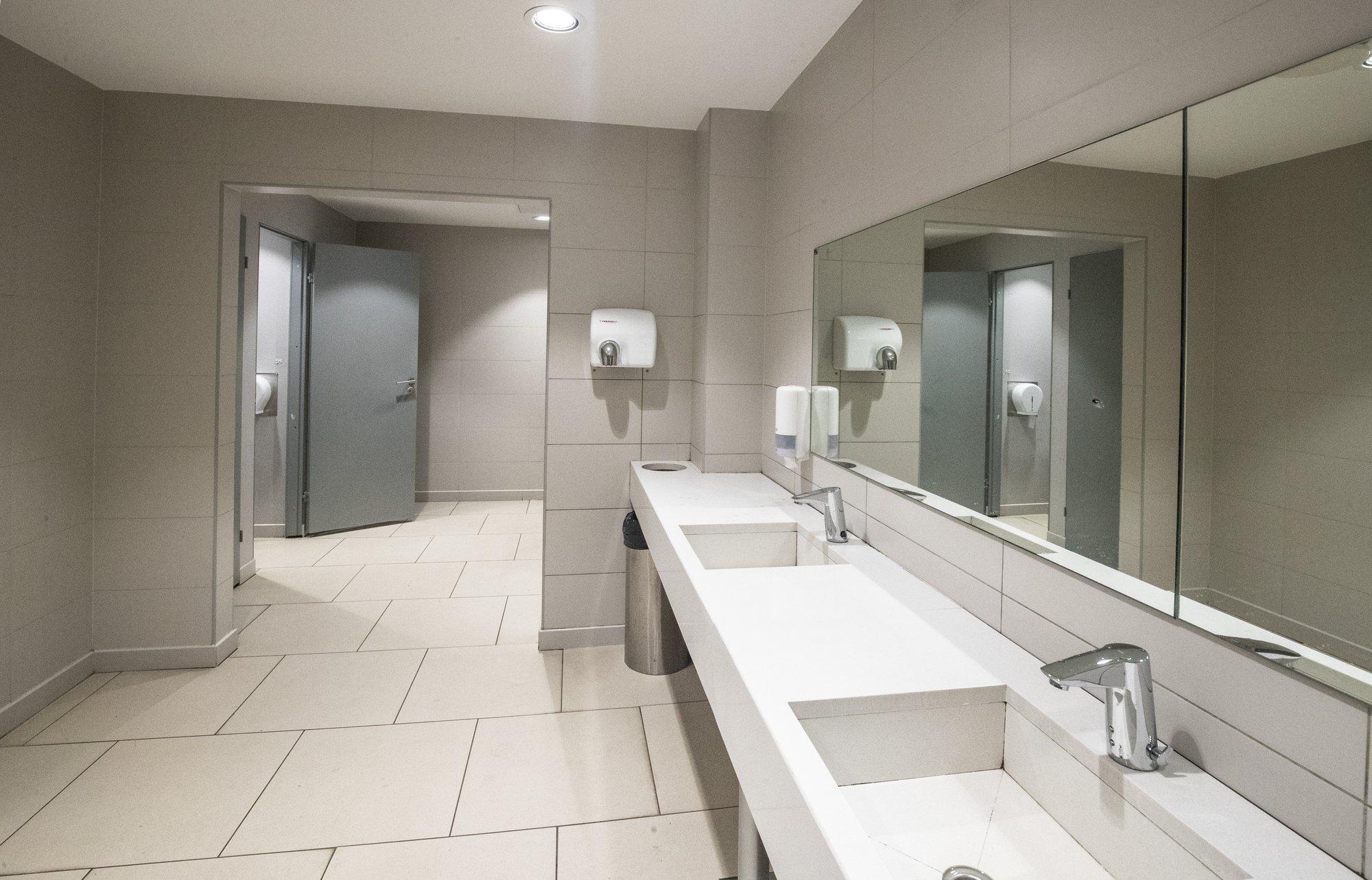 „Täielik šokk!“ Meesterahvas filmis Mustamäe toidupoe naiste tualettruumis toimuvat