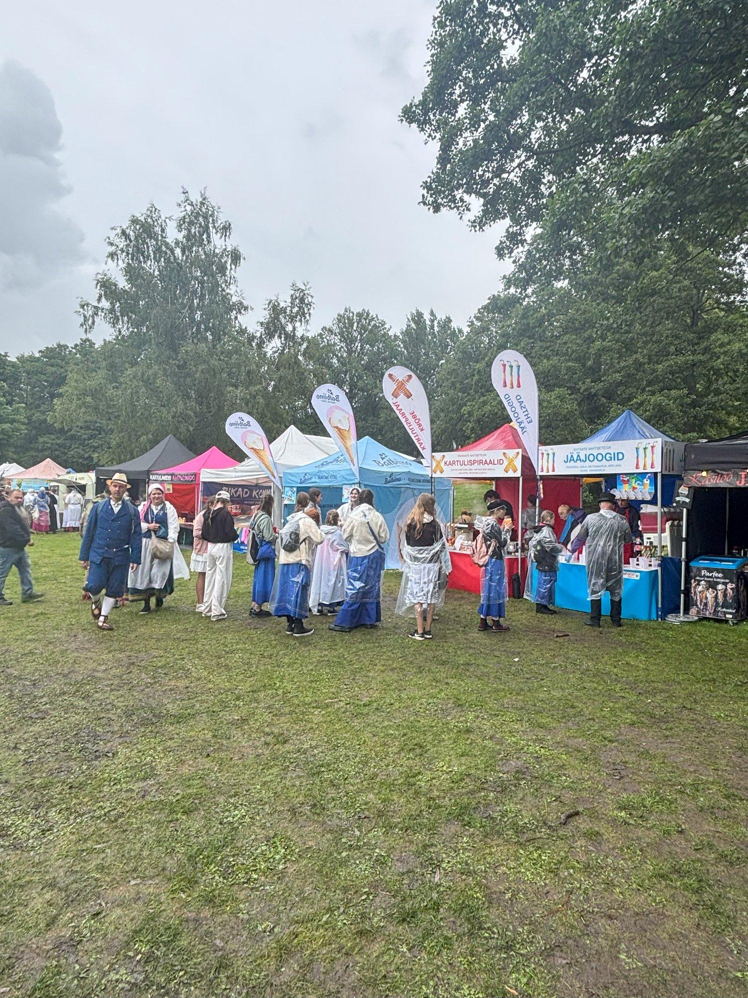 HINNAD LAULUPEOL | Kiluvõileiva saab kätte kahe euroga, burksi eest tuleb välja käia kopsakas summa