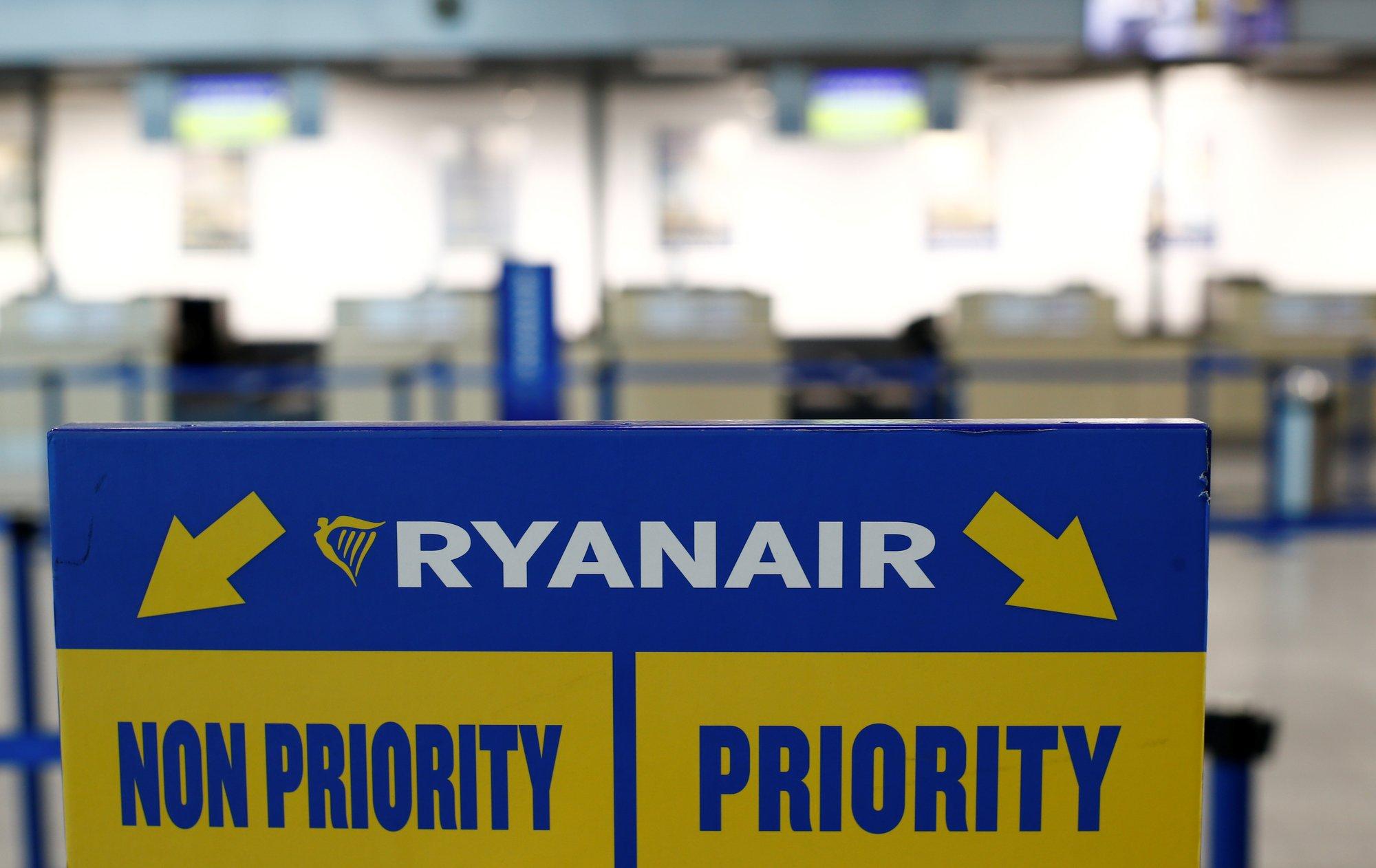 Ryanair maksab töötajatele boonust, kui nad liiga suure käsipagasiga saabunud reisijad liistule tõmbavad