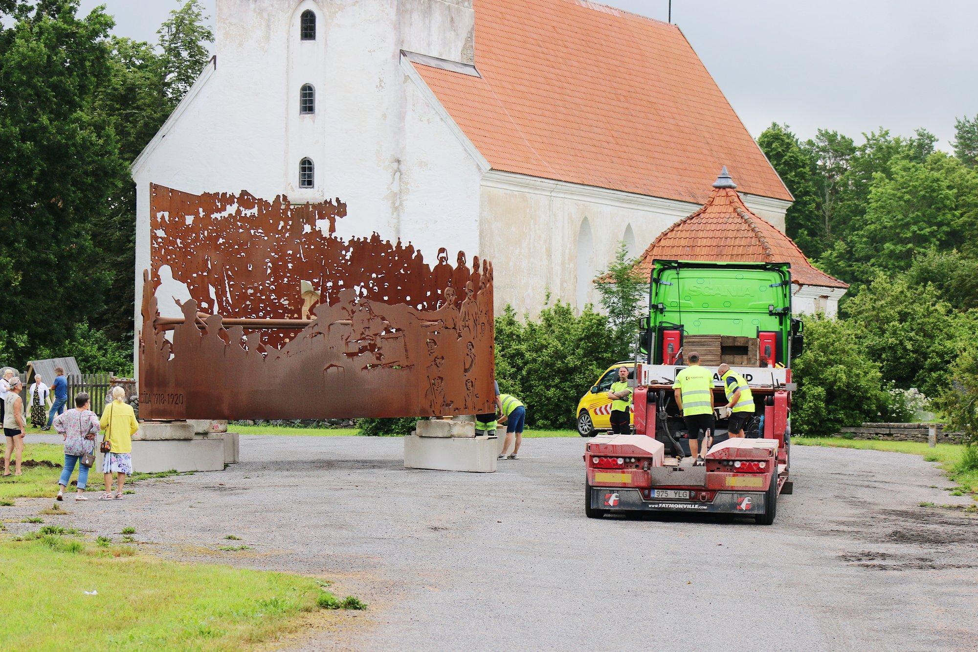 25 tonni kaaluv vabadussõja mälestusmärgi kunstiteos jõudis Hiiumaale