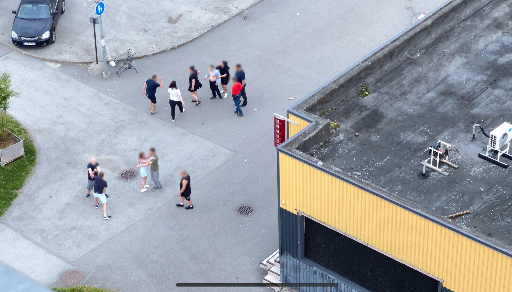 VIDEO | „Hirm on lapsigi välja lubada!“ Ööpäevaringse Lasnamäe joomakoha ees puhkes massikaklus