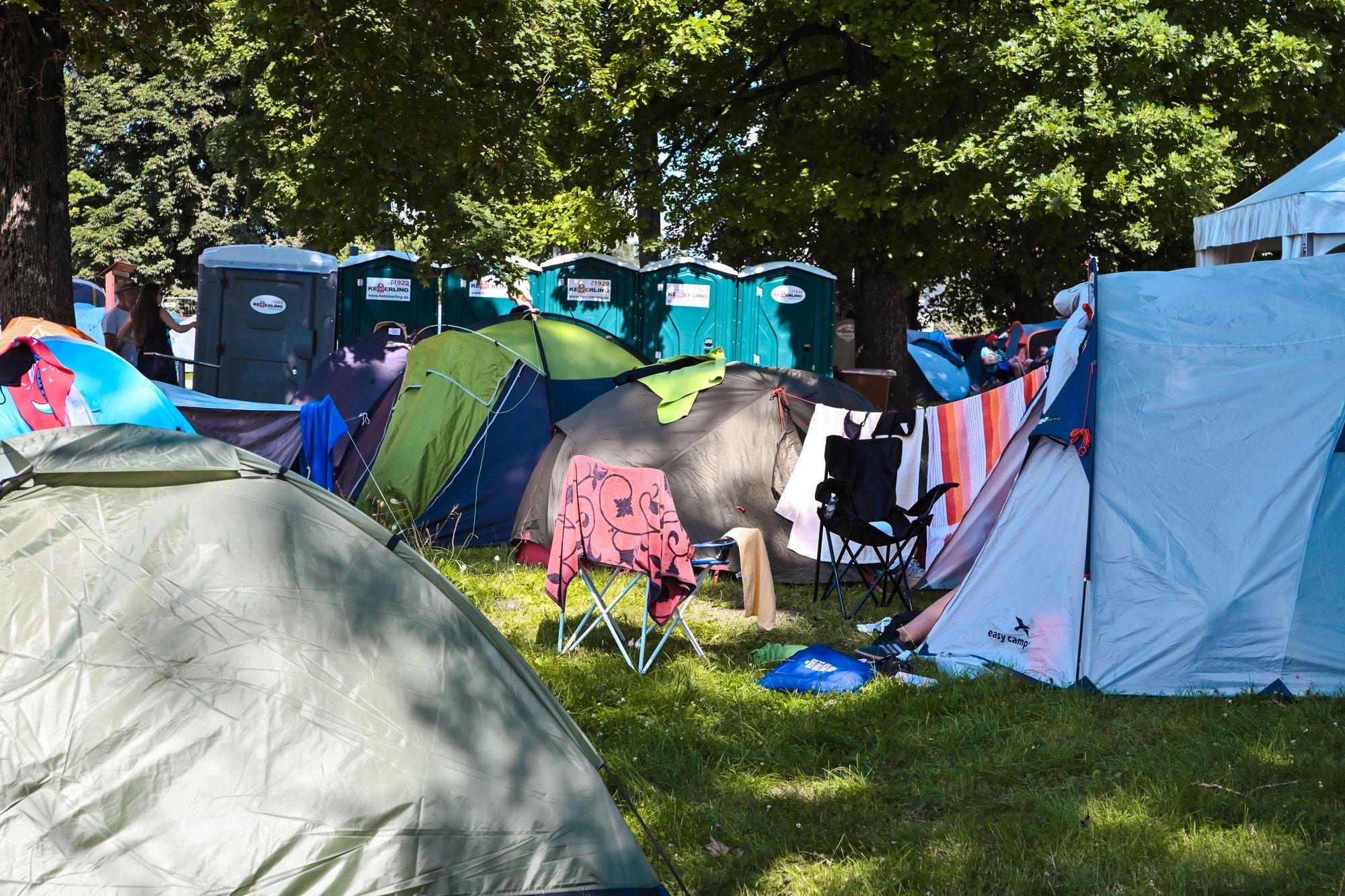 Viljandi folgi telkimisala vabatahtlik murdis viie taaraotsijaga rüseledes sõrme. Osa sissetungijaid põgenes sündmuskohalt