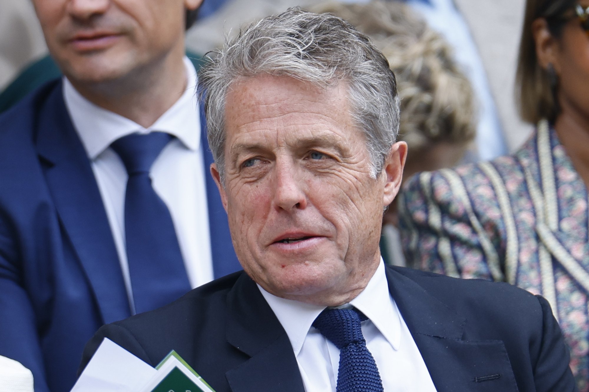 KLÕPS | Hugh Grant lasi pingelisel tennisemängul silma looja