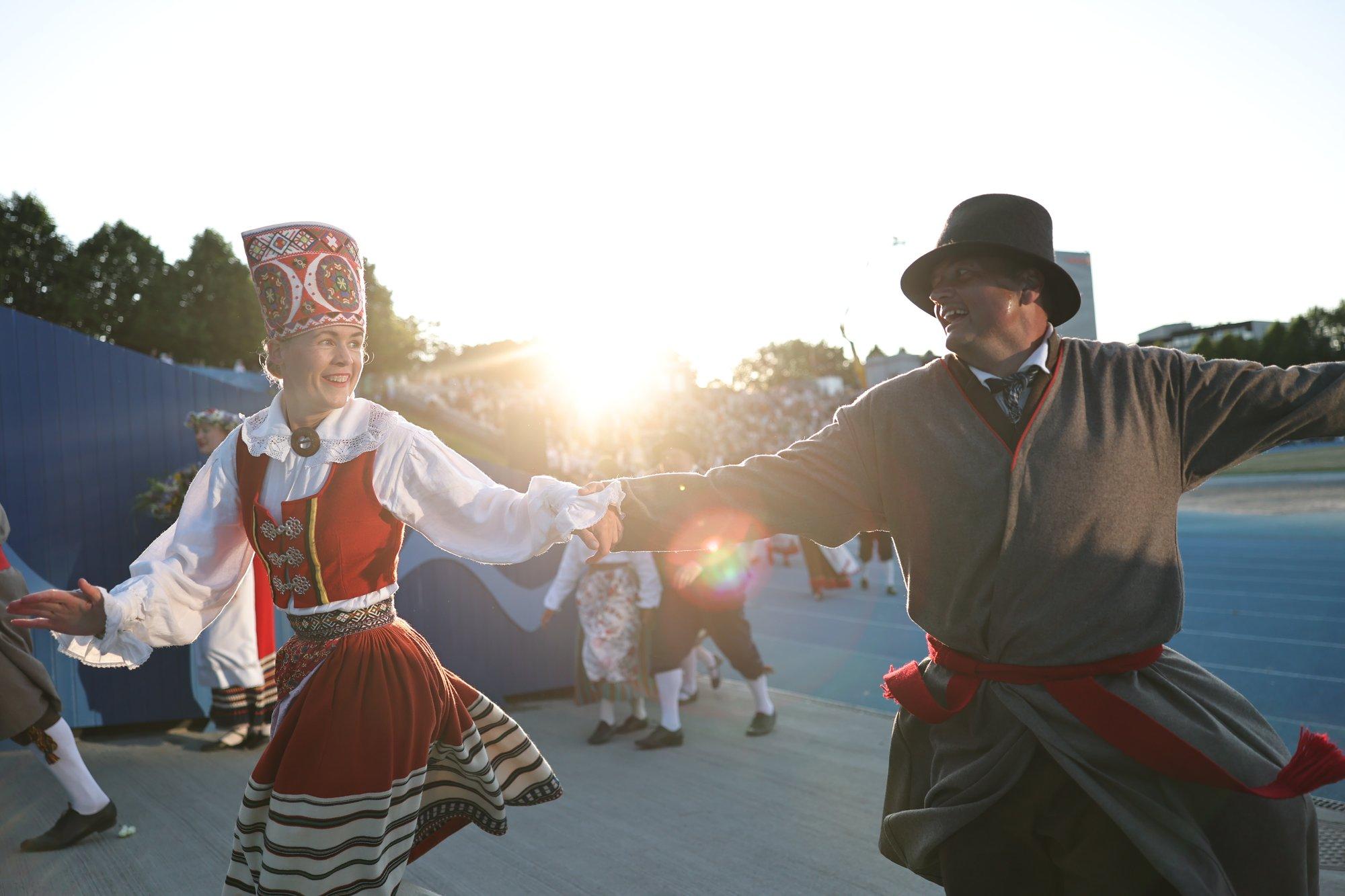 FOTOD ja VIDEO | Võimas! Puhas rõõm ja siirad naeratused! Isegi päike kuldas tantsijad lõpumarsil üle