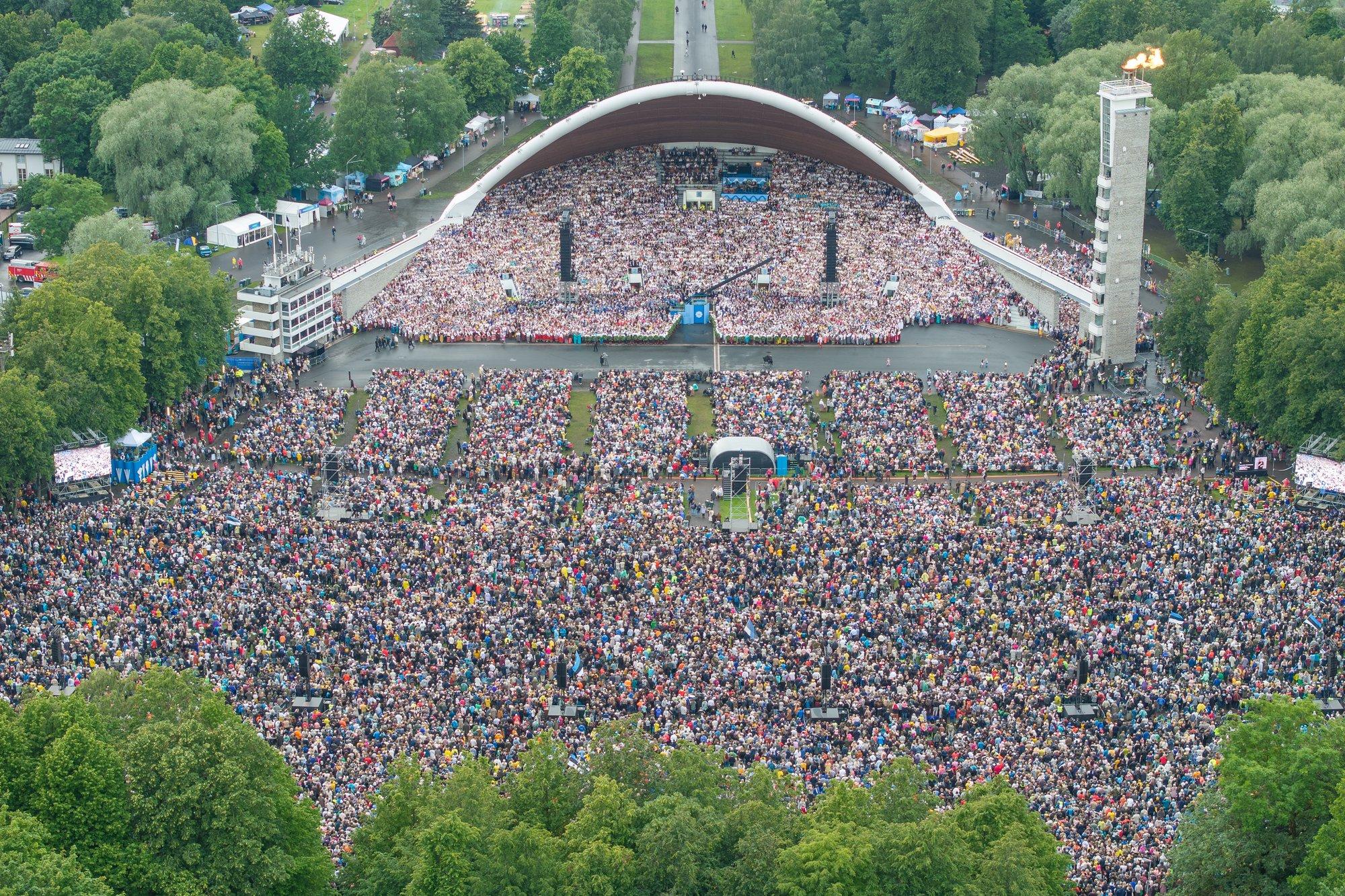 DROONIKAADRID | Vaata fotograaf Andres Puttingu piltidest ja videost, kuidas suurkontsert täitis lauluväljaku