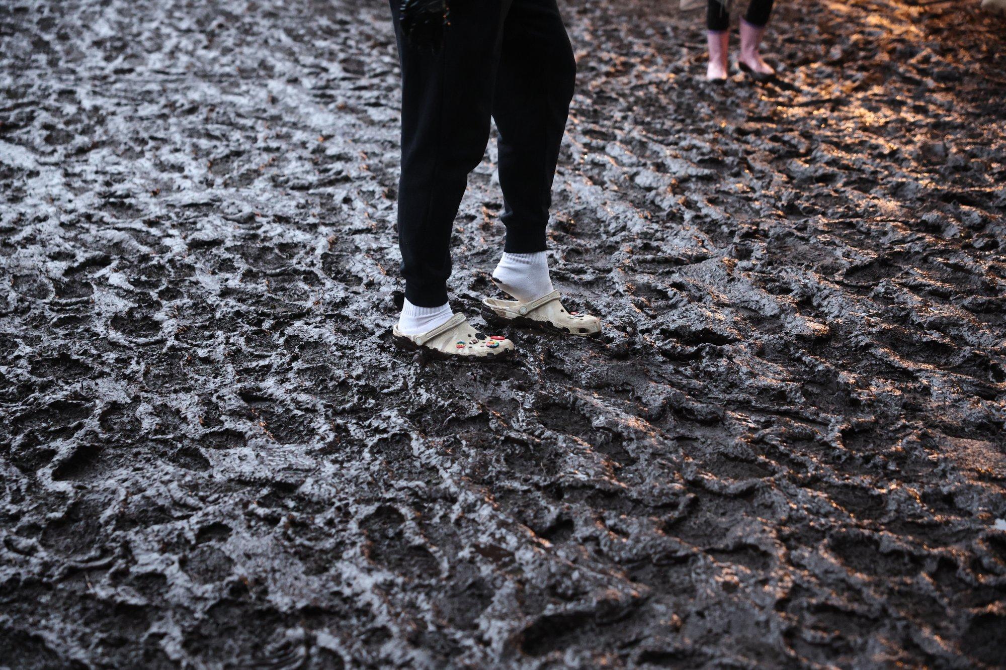 FOTOD | Laulupeo turualad muutusid mudaväljaks – saapaid määrimata toidukohast väljuda ei saanud!