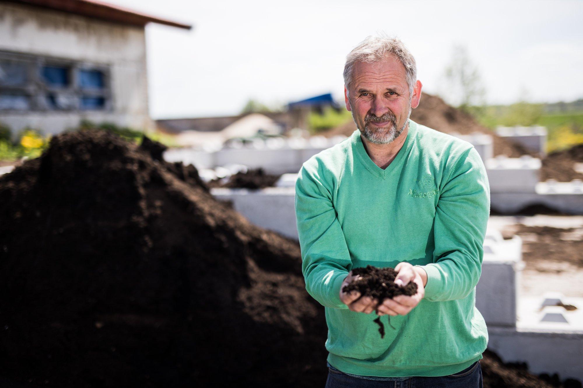 Spetsialist õpetab, kuidas valmistada komposti, mis on taimedele suurepäraseks väetiseks