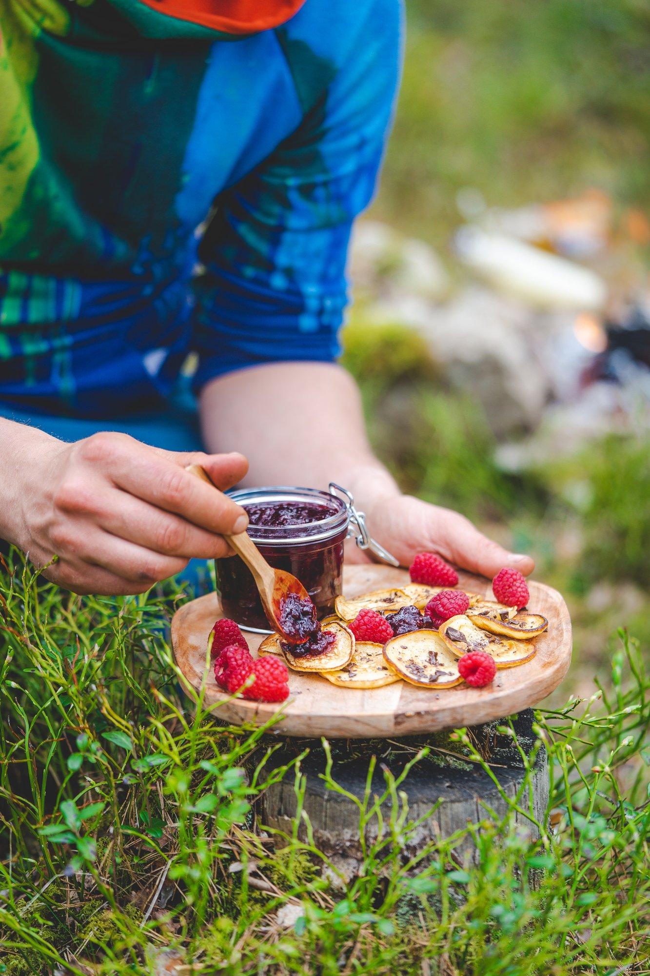 Lastega loodusesse! Suvevaheajal on iga päev pannkoogipäev ja eriti tore on neid teha metsas ja lõkkel!