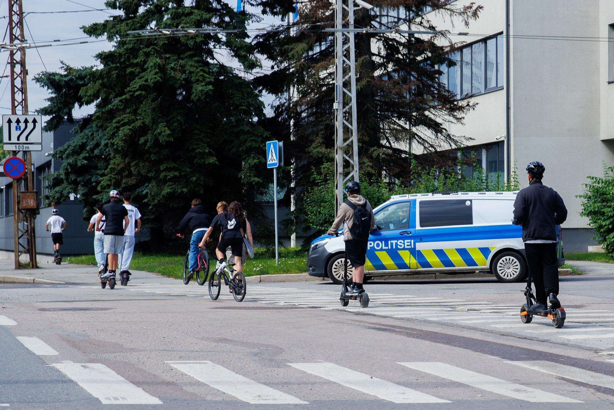 Politsei IShowSpeedi tulekuks eriliselt ei valmistunud, muret tekitasid turvavöö puudumine ja uljad kergliikuritega sõitjad