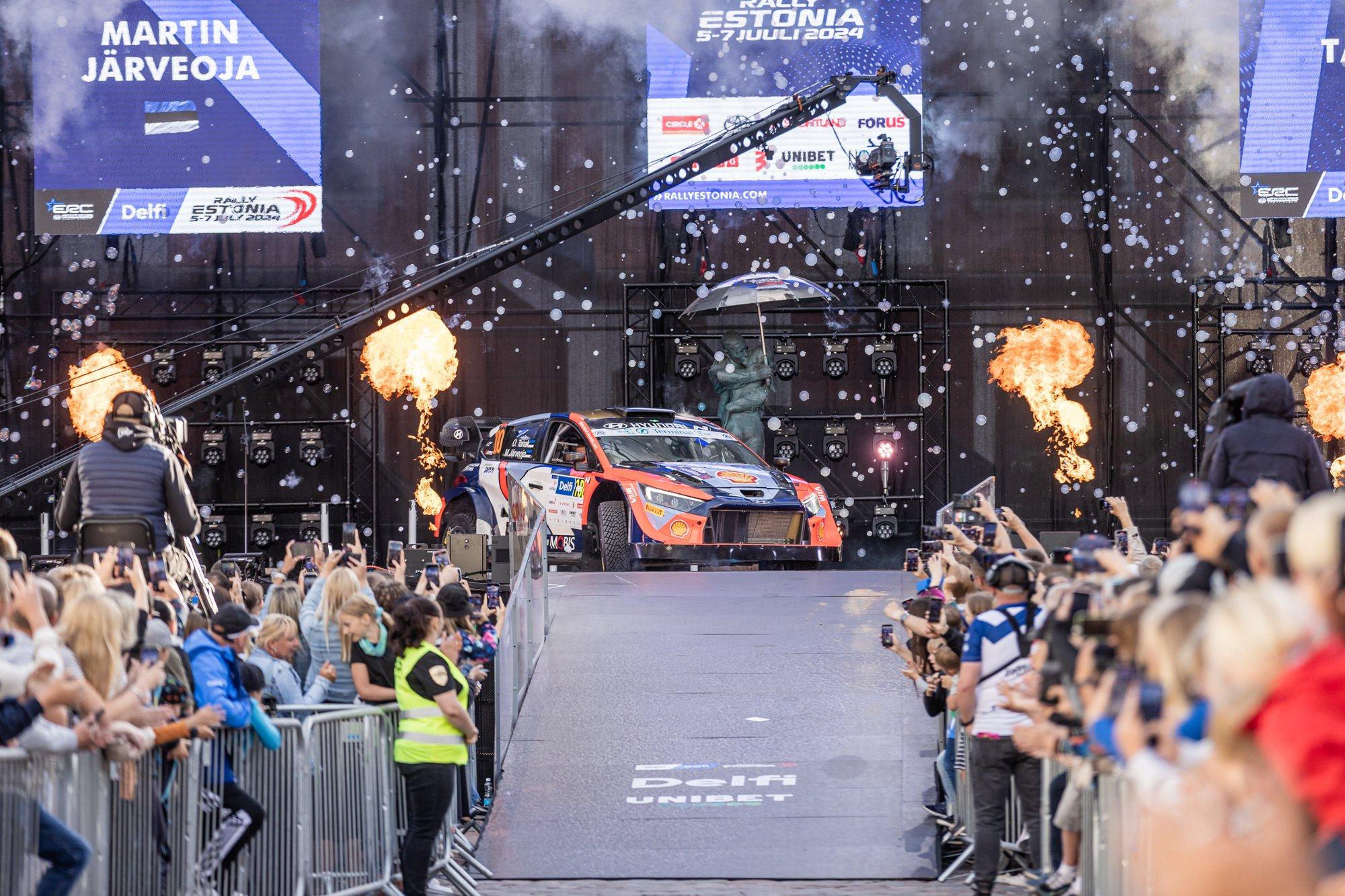 TÄISPIKKUSES JA FOTOD | Delfi Rally Estonia suur avapidu: Getter Jaani, nublu ja Vaiko Eplik, stardipoodium