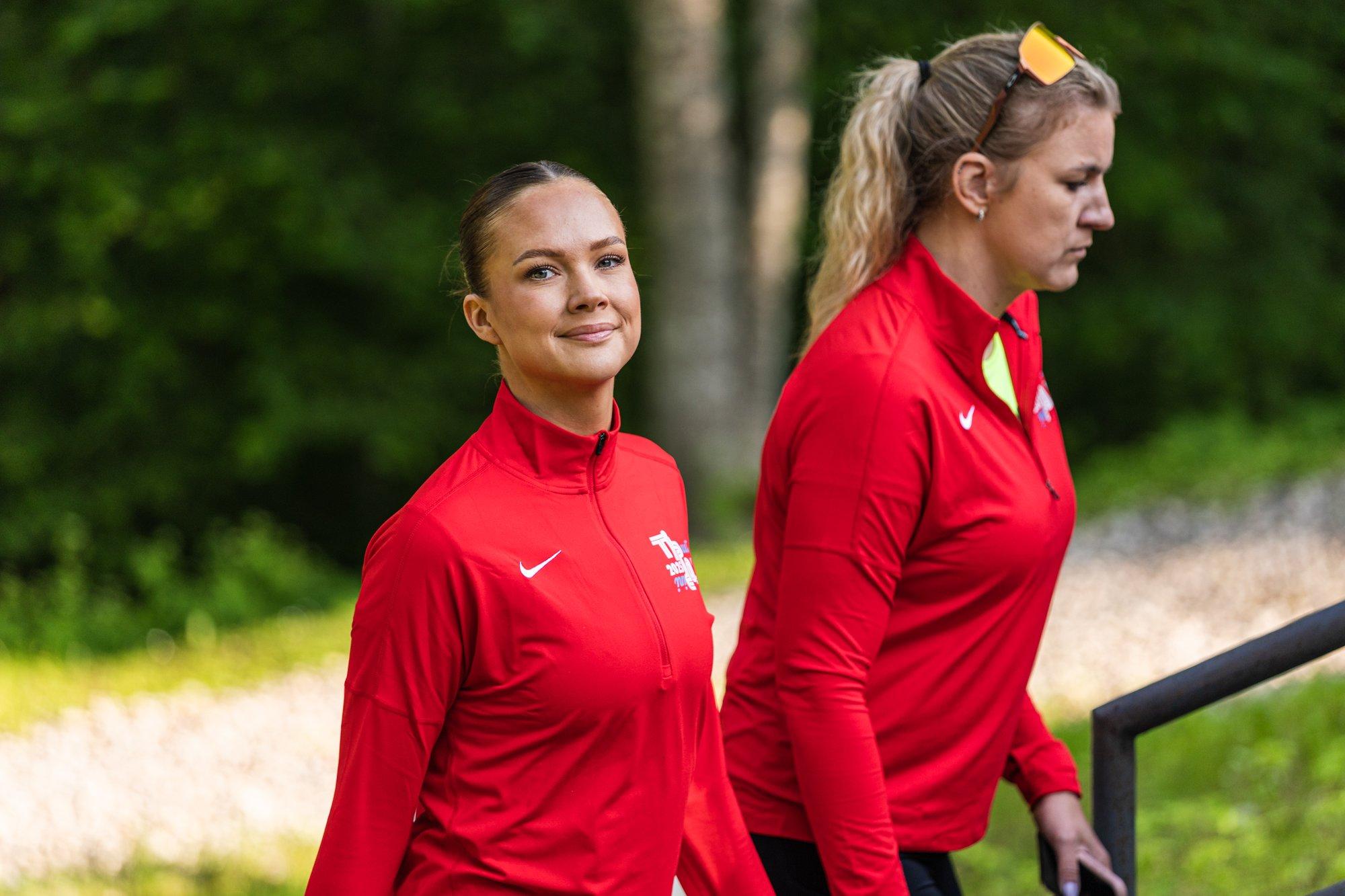 Armas puhkus! Lauren Villmann naudib värske kallimaga Pärnus suverõõme