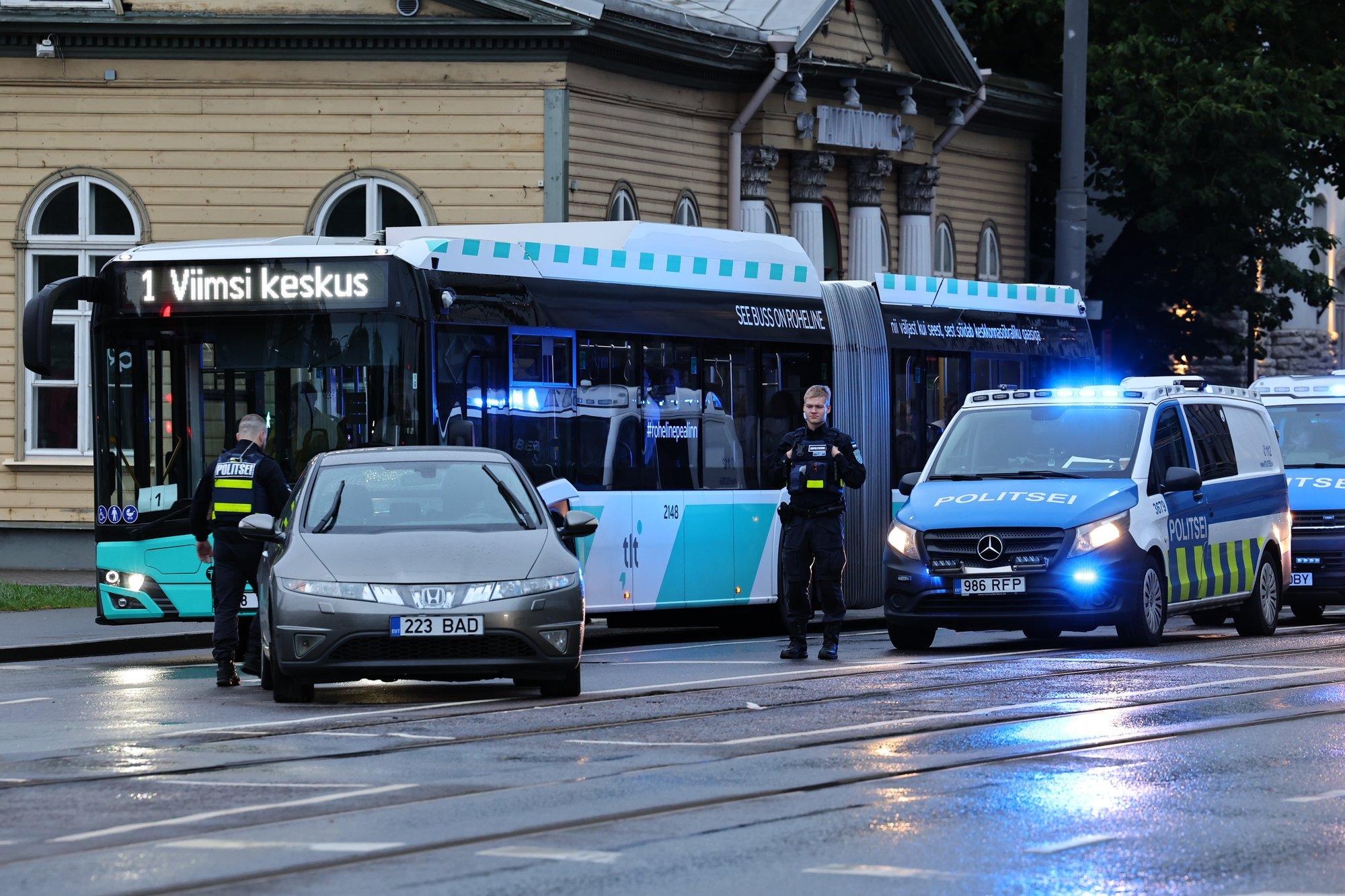 FOTOD | Tallinnas Narva maanteel põrkasid kokku kaks autot, üks juht sai viga, teine pages