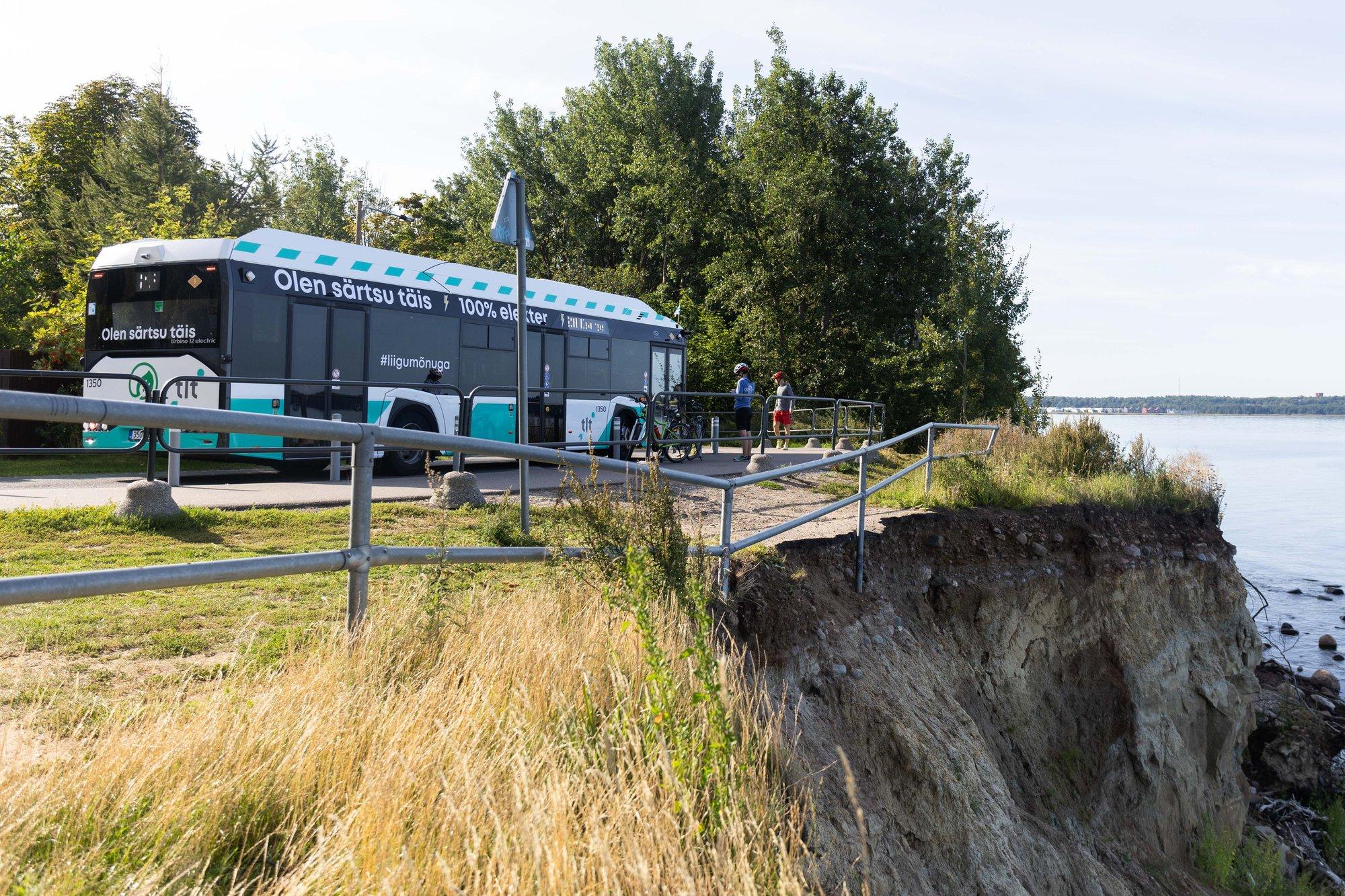 Varisemisohtlikul Kakumäe teel sõidavad endiselt liinibussid. Tallinna riskihinnang põhineb ametnike oletustel