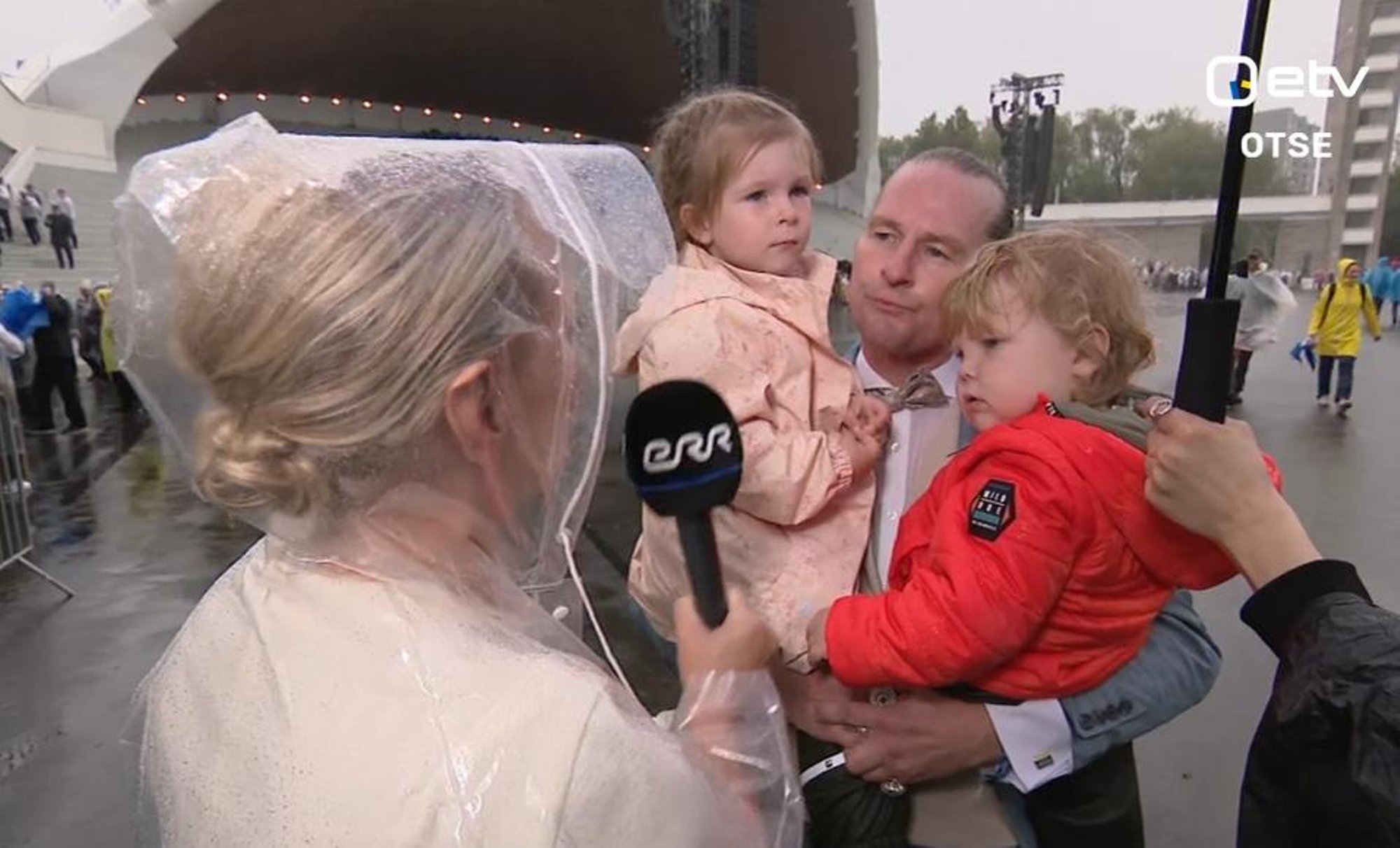 KLÕPS | Marek Sadam tuli laulupeole koos oma kahe pisipõnniga. Astuti ka ETV kaamera ette