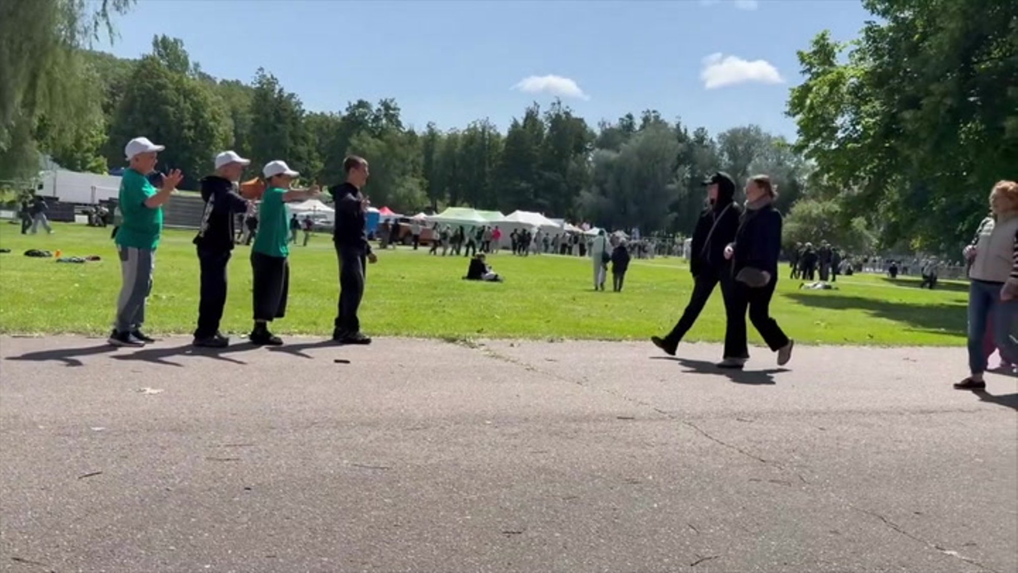 VIDEO | Integratsioon toimib! Koolijuht Hendrik Agur jagas armast videot, kus Kohtla-Järvelt pärit poisid löövad kõigiga patsu