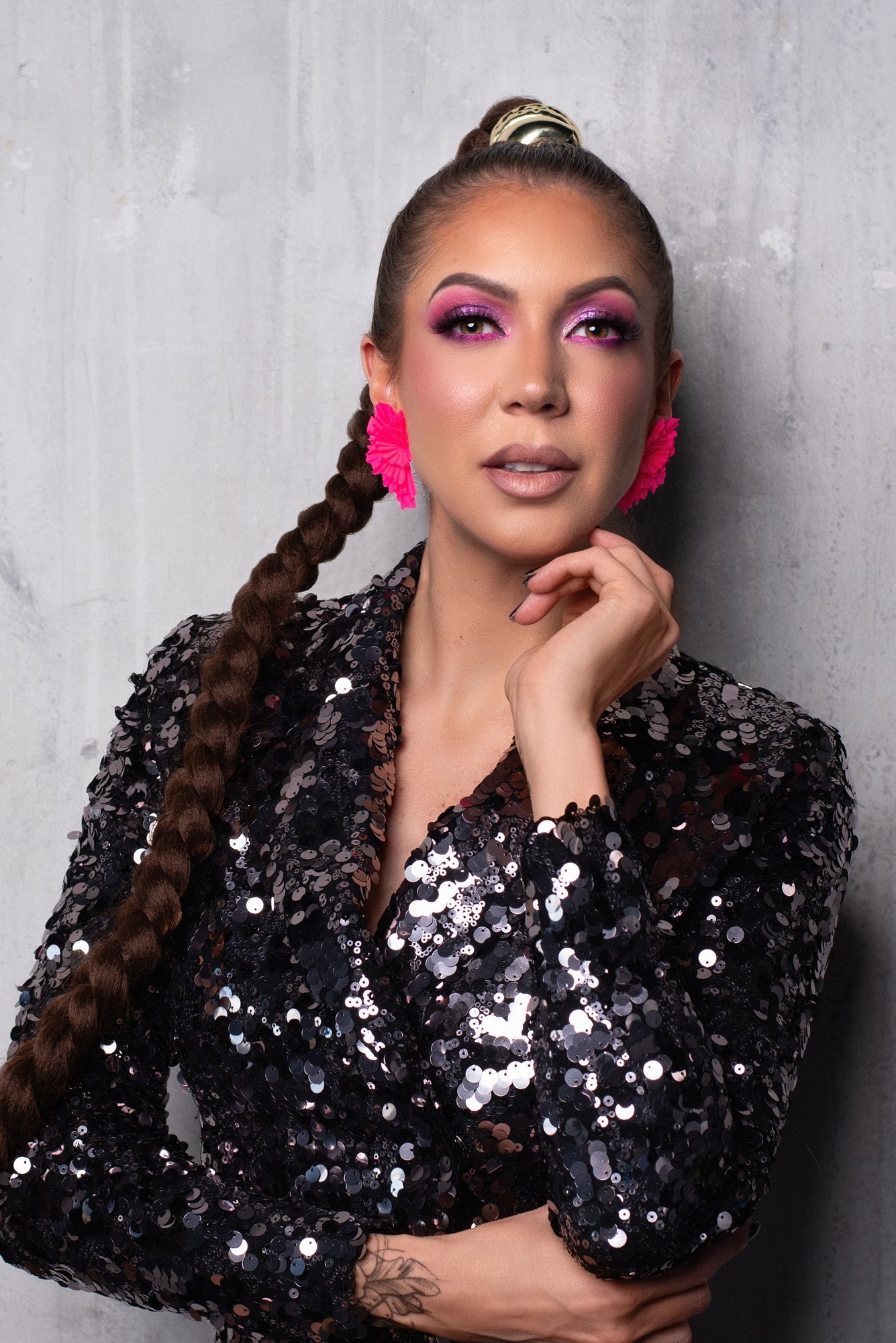 KLÕPS | Kas enamat kui sõbrad? Nägus mees haaras Laura Põldvere laulupeo nautimiseks embusesse