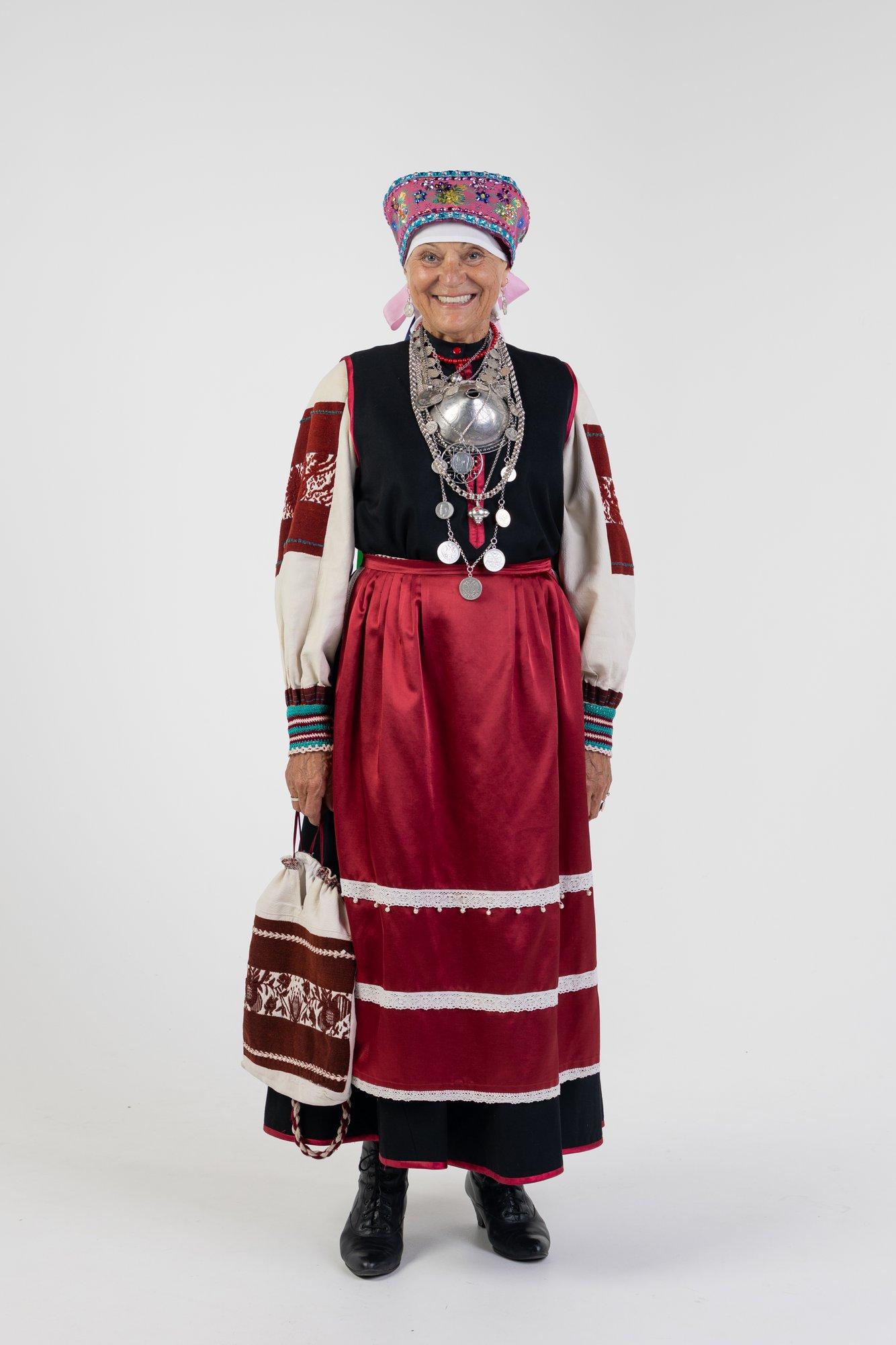 Anne Veesaar ostis aluskleidi Nassari Elvilt. „Olen kümme aastat rahvarõivaid kogunud ja ikka on hõbedat puudu“