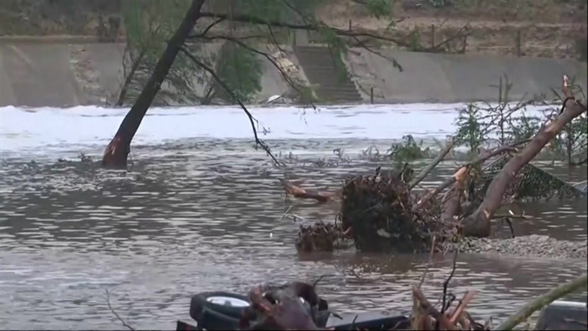VIDEO | Texase üleujutuse järel on leitud üle 50 hukkunu, kümned koolitüdrukud on kadunud. Süüdistatakse võimude vigu