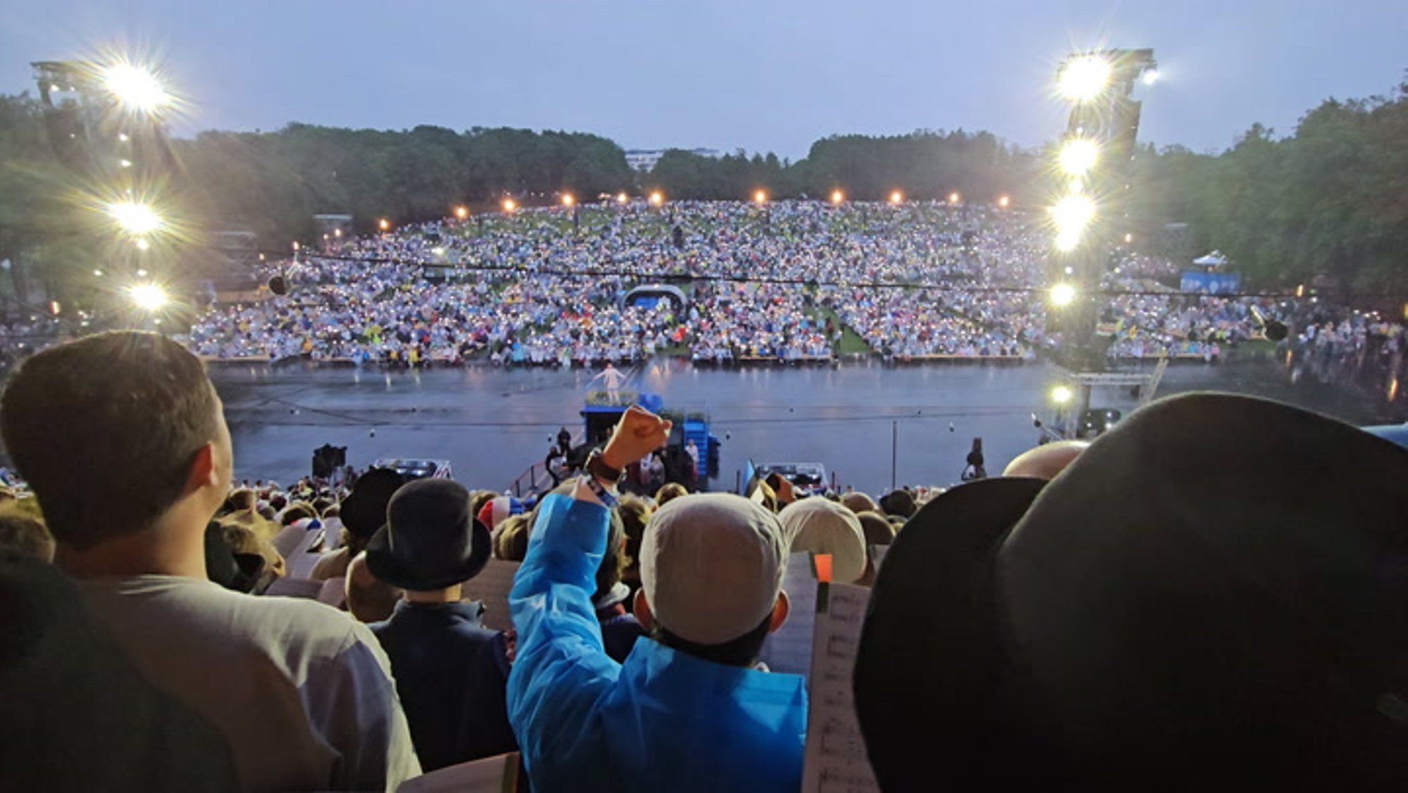 VIDEO | „Ilus maa“ läks juba avakontserdil uuesti laulmisele! Ela see ülev hetk kaasa kaare alt vaadatuna