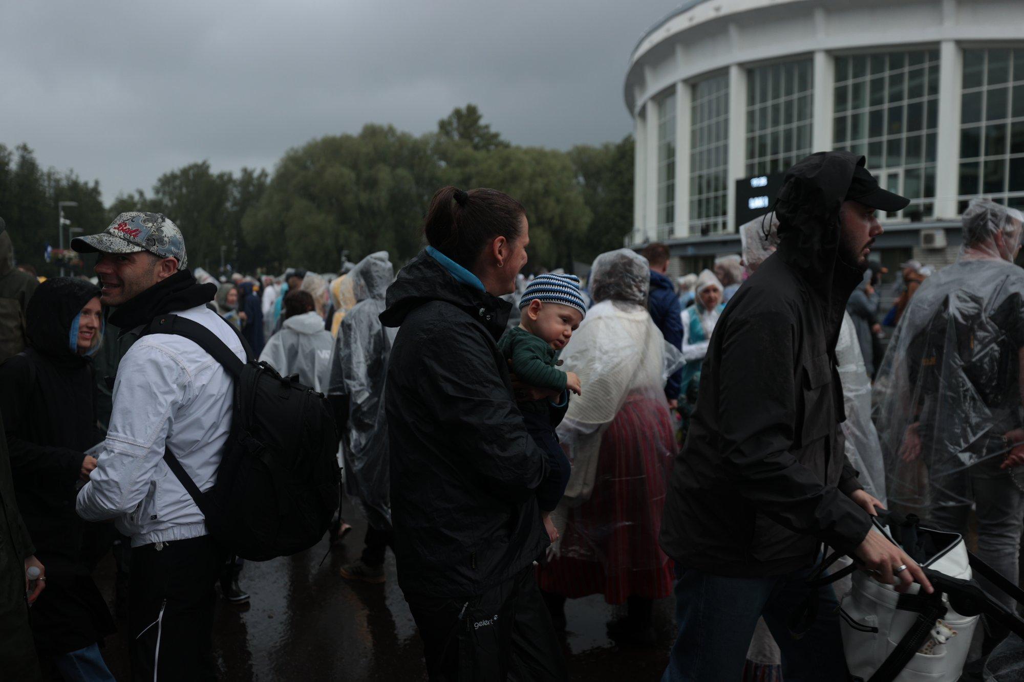 KLÕPS | Hõõru või silmi, laulupeol on kohal ka Carmen Kass oma pisikese pojaga