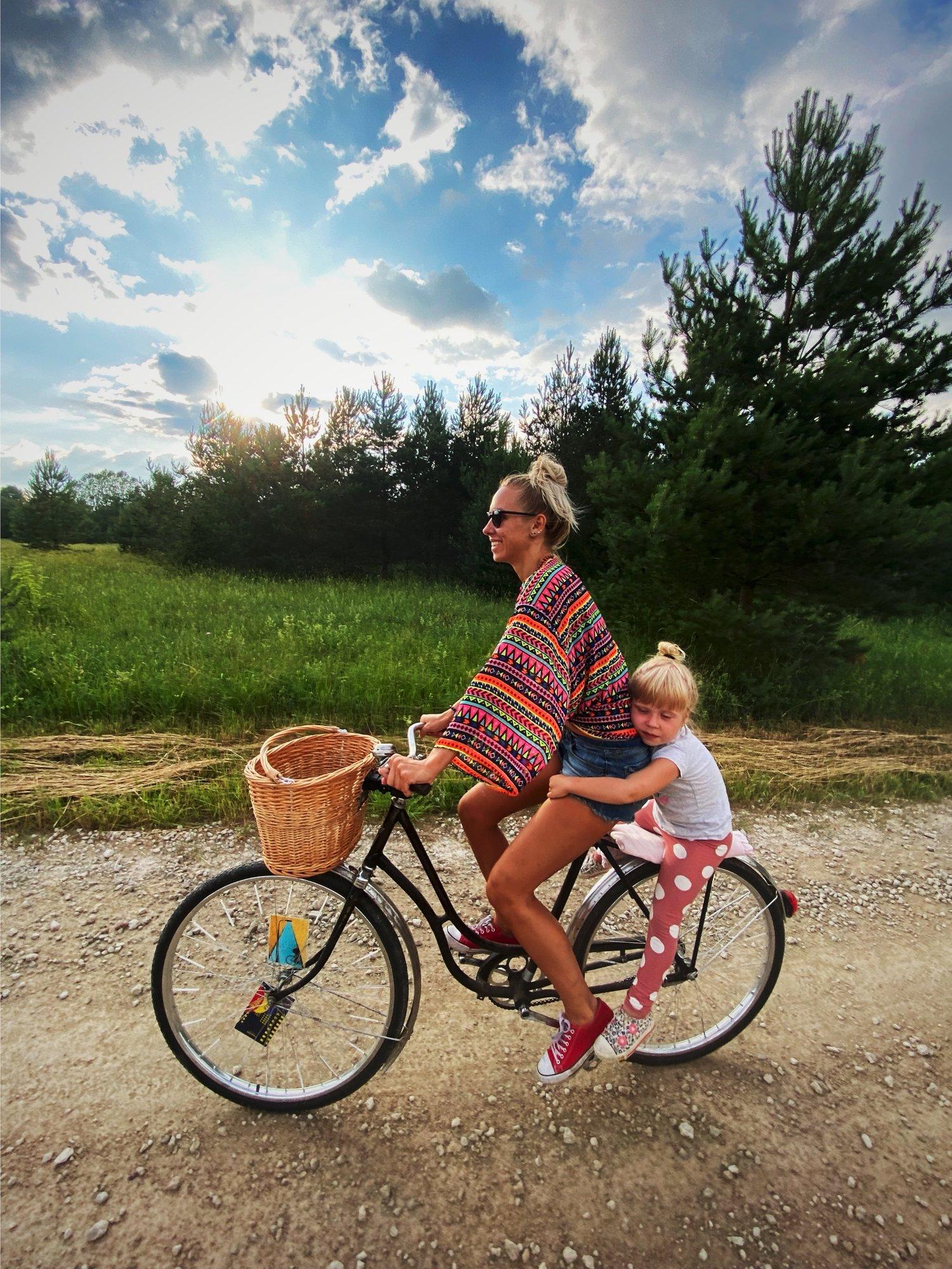 „Maal elad iseendale, mitte naabritele – kedagi ei huvita, mis sul seljas või jalas on!“ Maaelu kolme naise pilgu läbi
