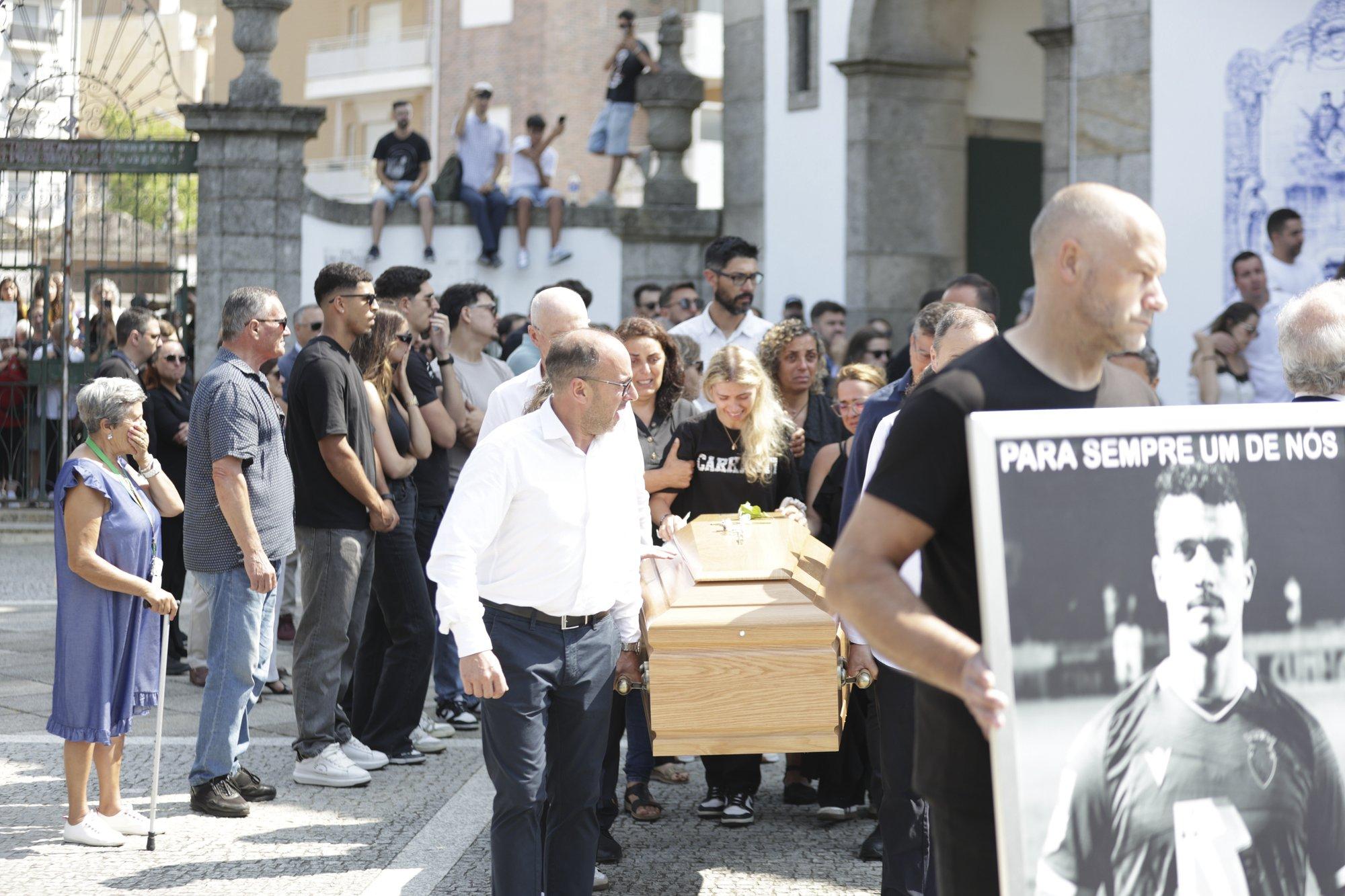 Hullunud fännid jooksid Jota hauaplatsile tormi. Sekkuma pidi politsei