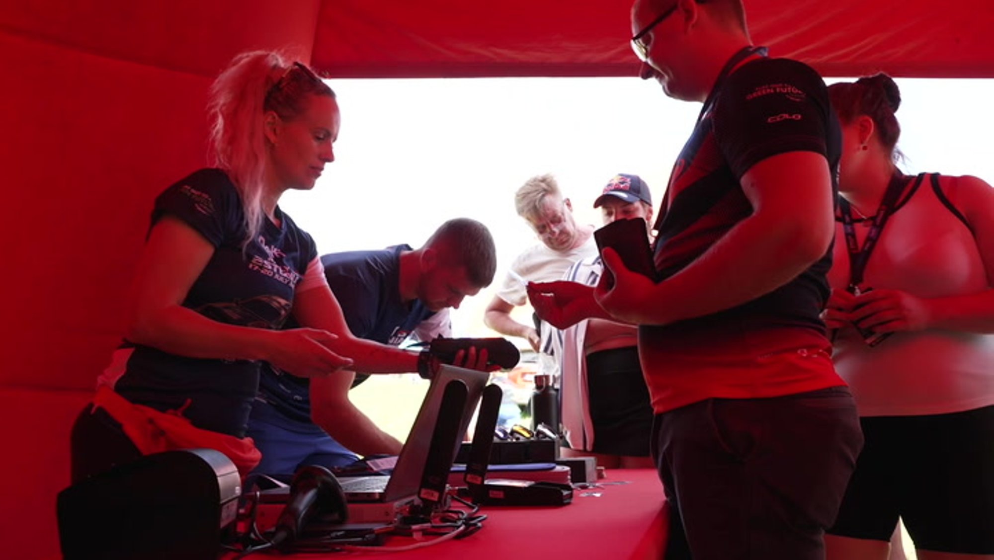 DELFI RALLIL | Huvilisi jagub! Rally Estonia fännipoe rallisärgid läksid lettidelt kui soojad saiad