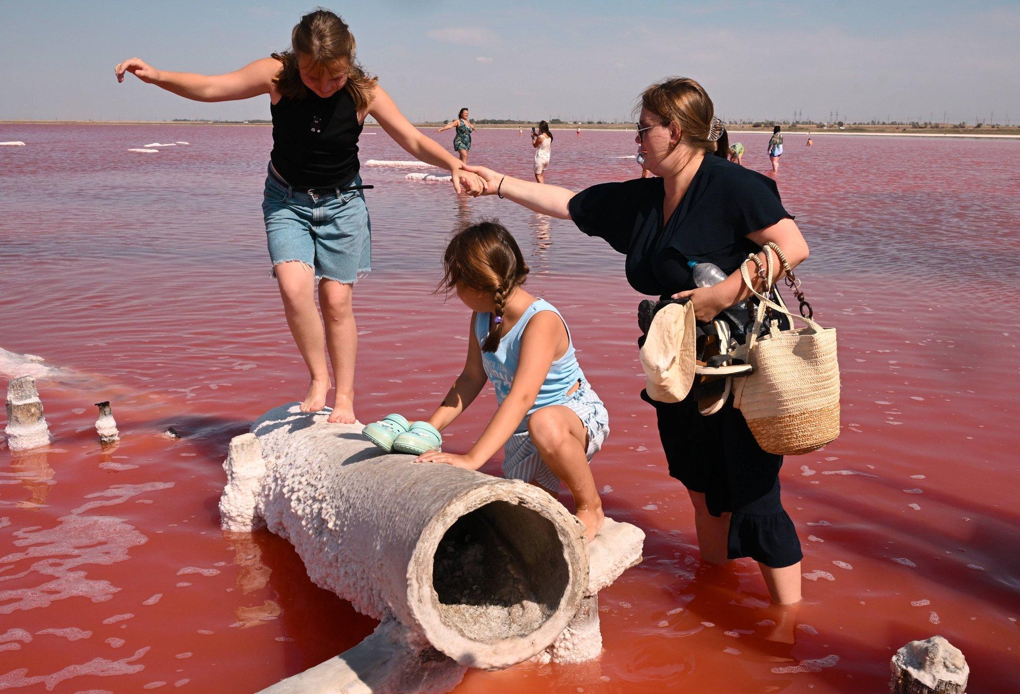 OKUPATSIOONI NÄGU | Mis sõda? Krimmi sild on Vene autodest umbes, plaažil ei mahu jalga maha panema