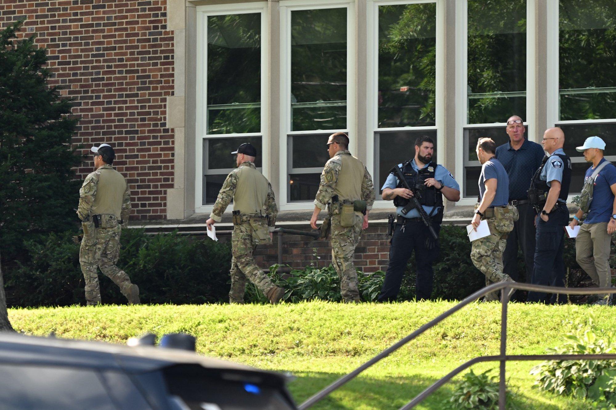 Minneapolise katoliku kooli tulistamises hukkus 2 last ja sai viga 17 inimest