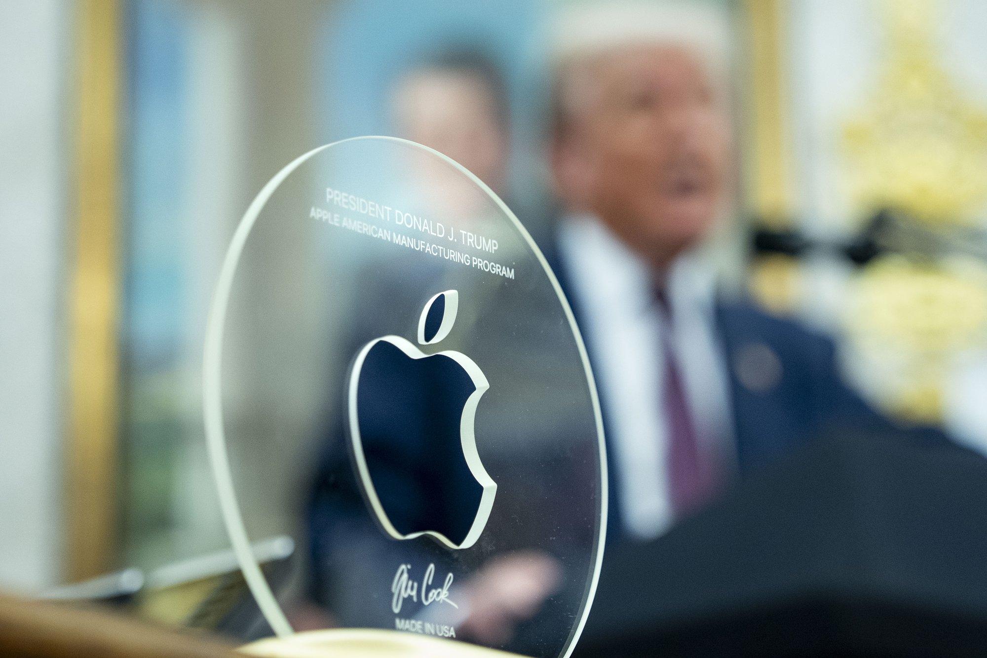 Apple on edukalt Trumpi tariifidest mööda hiilinud. Tänutäheks kingiti presidendile kallis klaasplaat