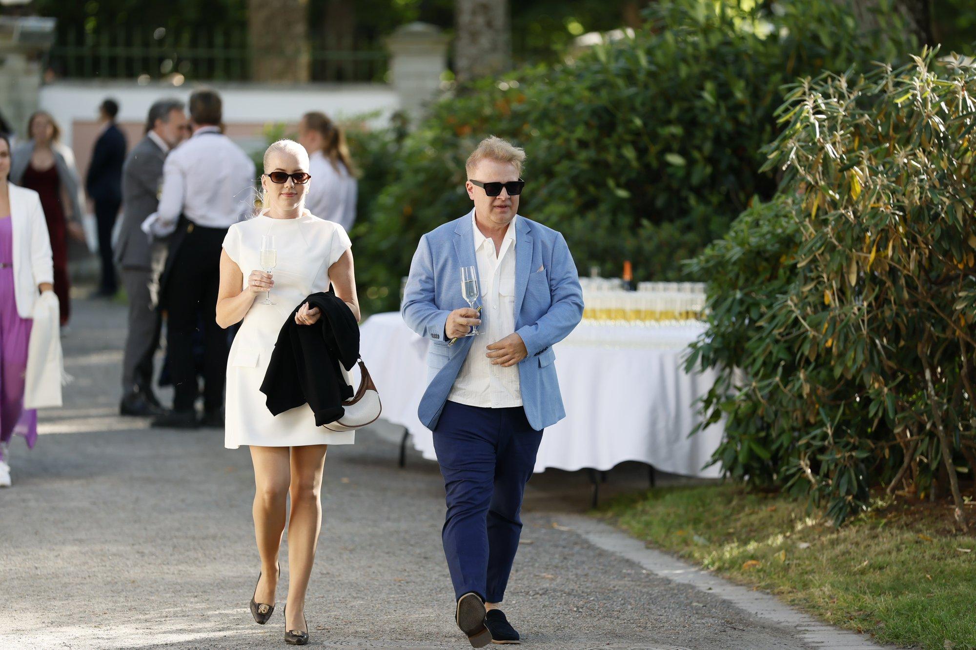 FOTO | Kas sõbrad või midagi enamat? Sven Lõhmus tuli roosiaeda koos lauljatar Anet Vaikmaaga