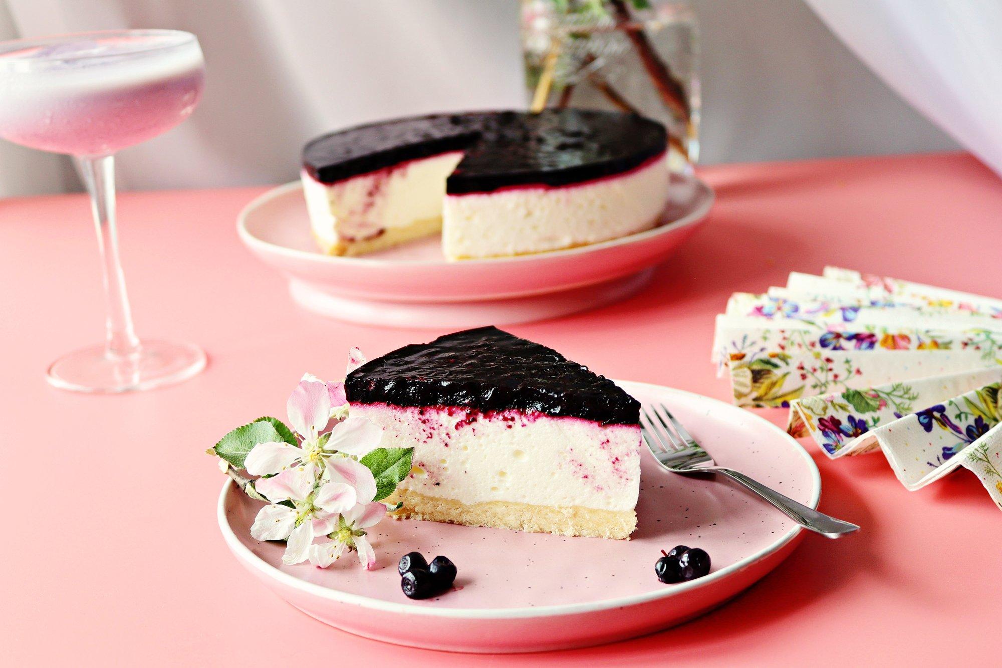 RETSEPT | Mitmekihiline ilu, kerge ja suus sulav maitse: mustikakattega linnupiimakook paneb nädalale piduliku punkti