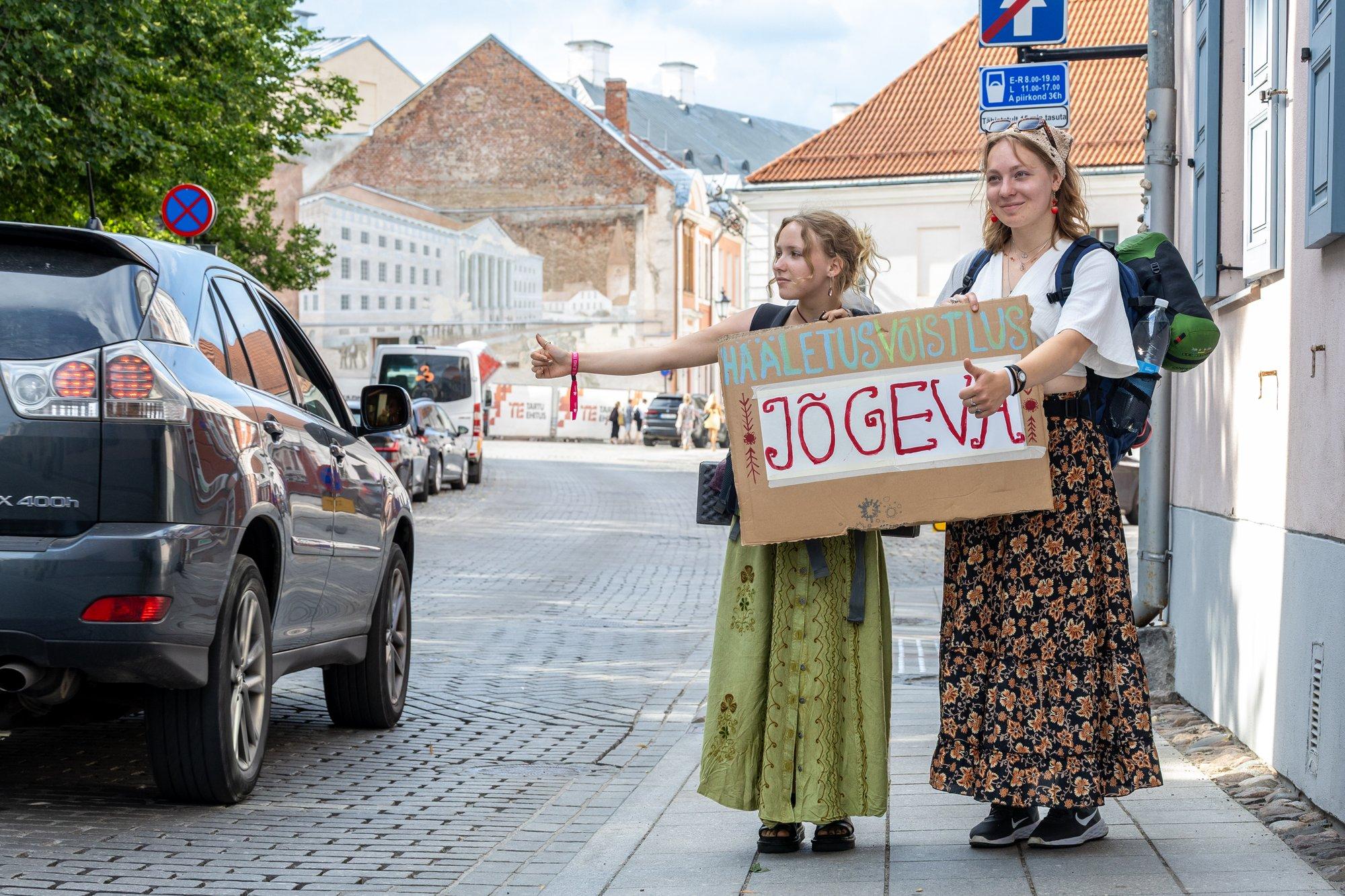 „Ülla-ülla – Kaja Kallas sõidab mööda!“ Tudengid reisisid võidu peale pöidlaküüdiga