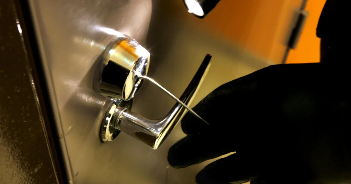 Purjus peaga majja sisse murdnud mees jäi naabrile vahele