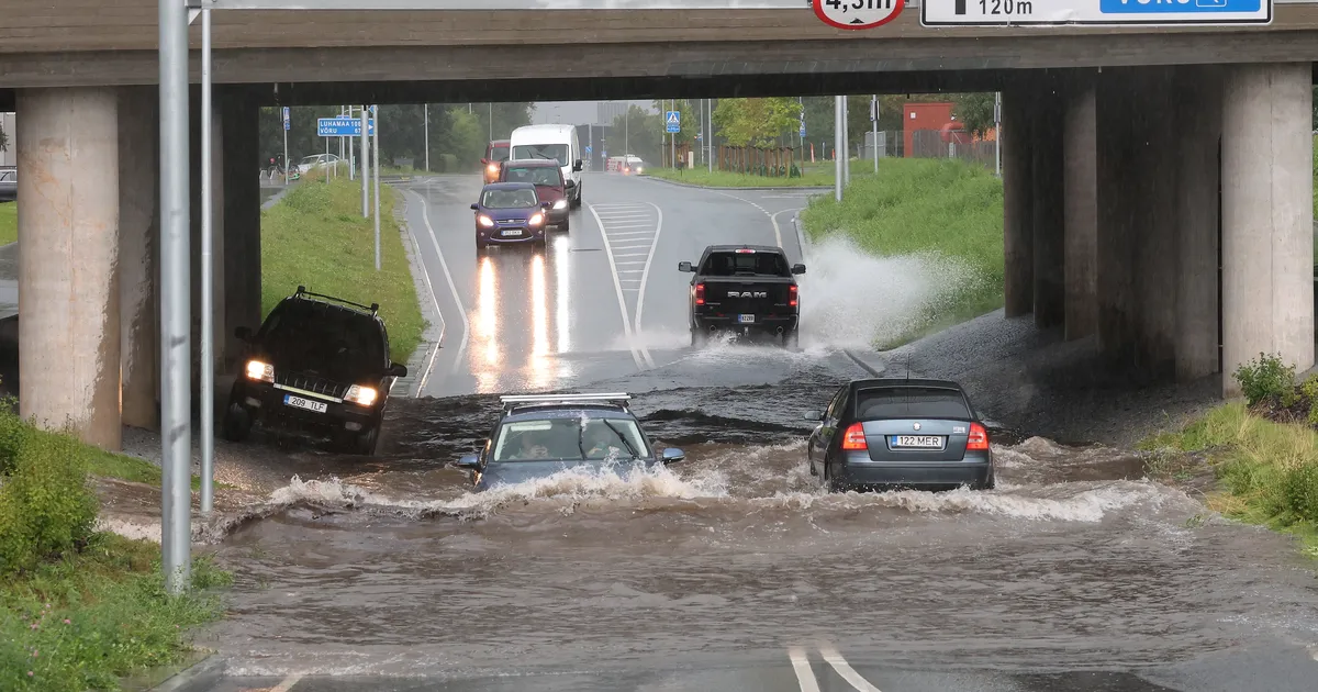 VIDEO ⟩ «Tartlased on ikka loovad inimesed!» Lõuna-Eestis liigeldi keset suurt uputust eriti ekstreemse sõiduvahendiga