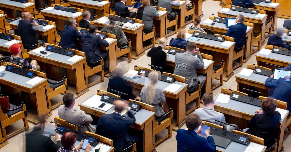 MÄRT MEESAK ⟩ Eesti meenutab ilma kursita triivivat kruiisilaeva