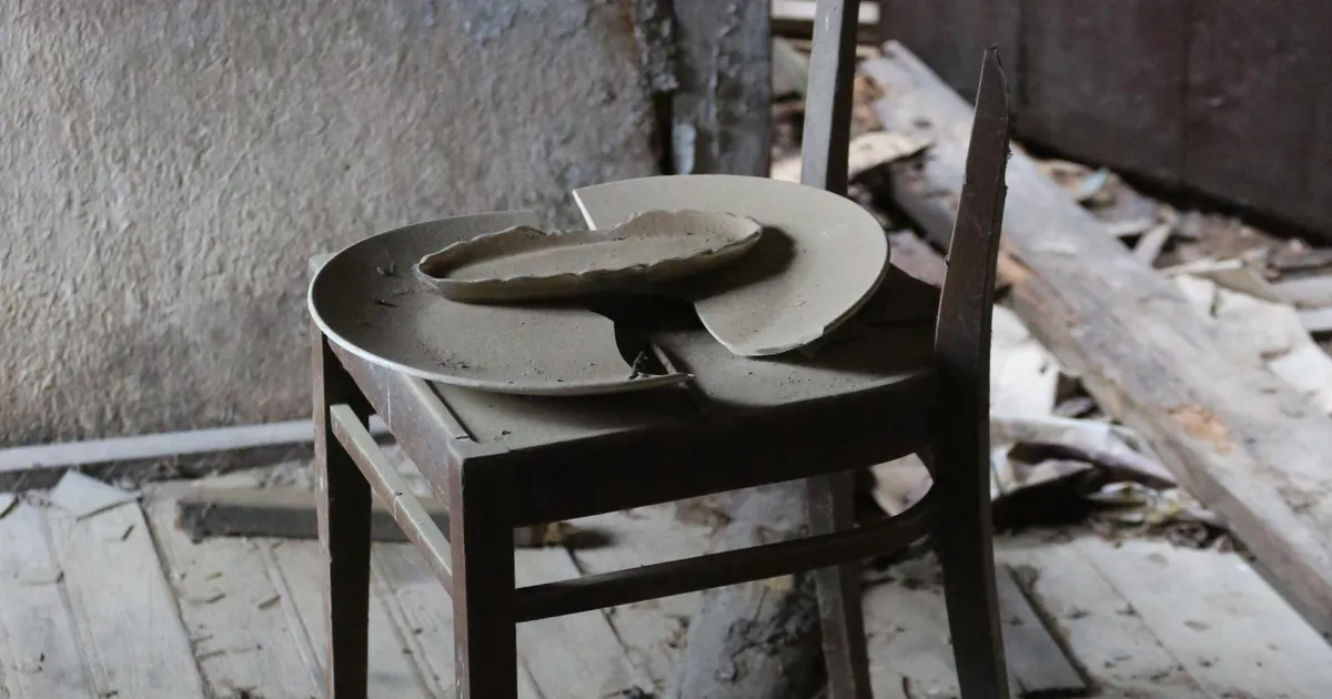 KATRIN PAUTS ⟩ Pimedate akendega majad