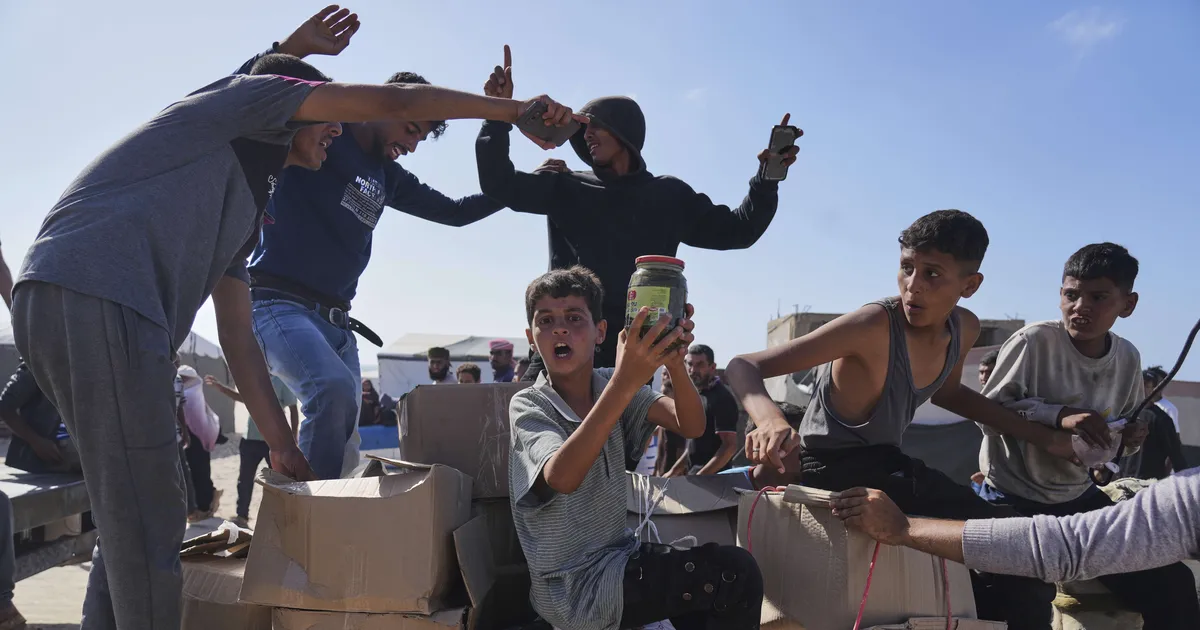 HARRY NAIMARK ⟩ Neli tulevikku, üks nälg või üks tulevik, neli nälga?