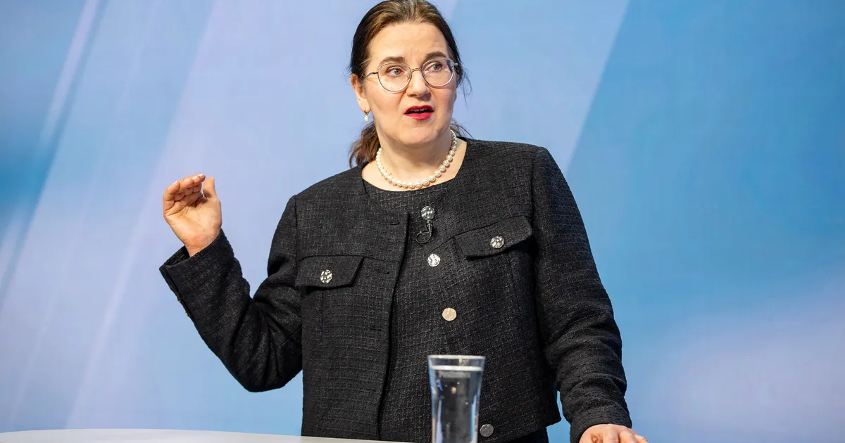 LIISA PAKOSTA ⟩ Miks peljatakse, kui proua tuleb poliitikasse panniga?