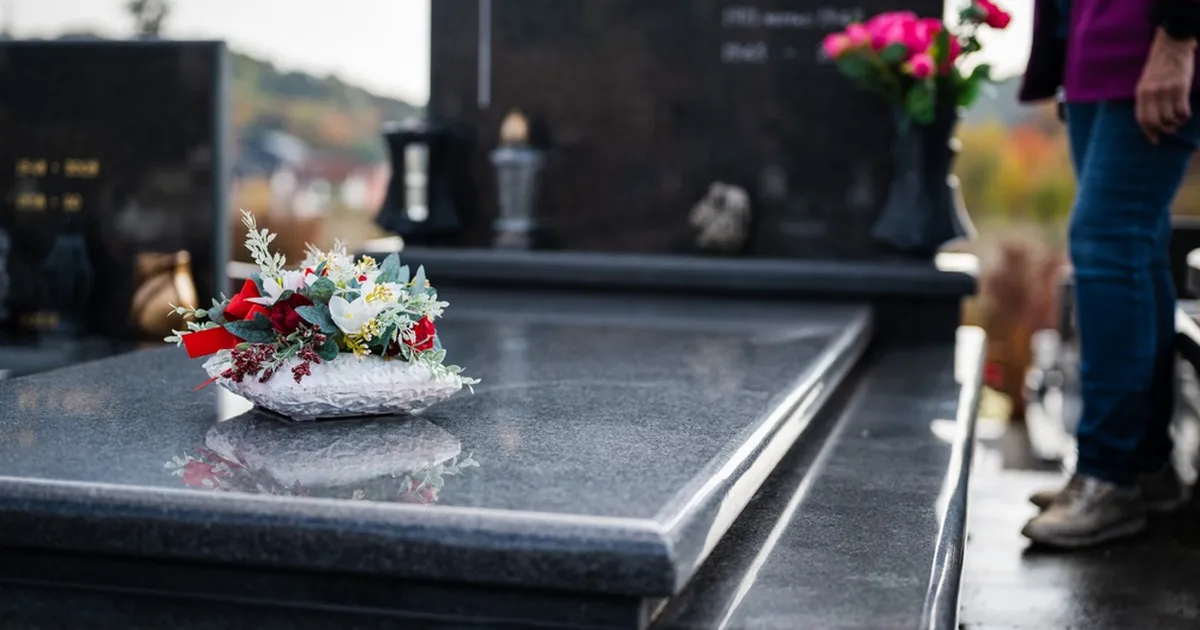 ELUSALT MAETUD ⟩ Kuulus advokaat ärkas pärast matust taas ellu, siis aga...