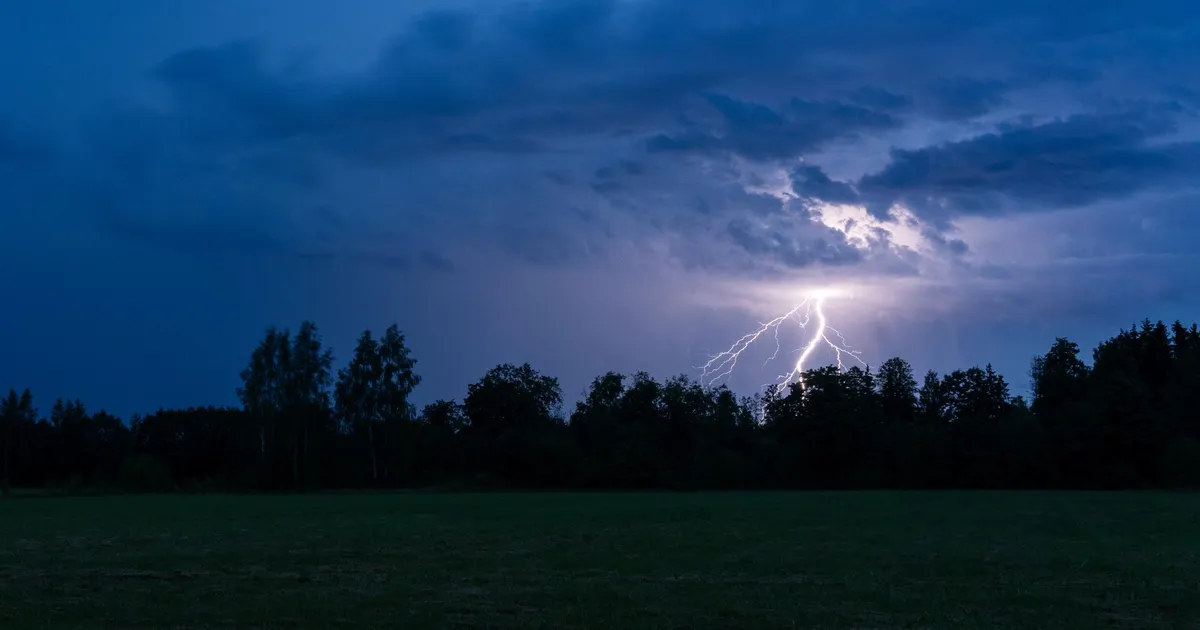 ÄIKESEKAART ⟩ Äikesepilved liiguvad üle Eesti, on ka trombioht