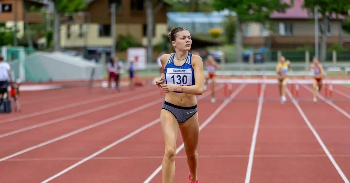 ARMAS VIDEO ⟩ U20 EMil parima ajaga finaali murdnud Eesti tõkkejooksjale elasid staadionil kaasa ka vanemad