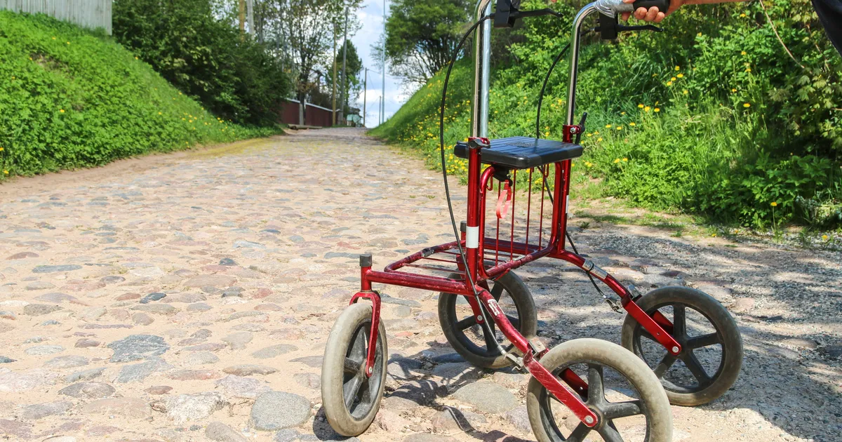 SEGADUS TÕENDIGA ⟩ «Mu ajukasvajaga ema peab selliste asjadega tegelema?» Eakas proua pidi invakauplusest nõutult lahkuma