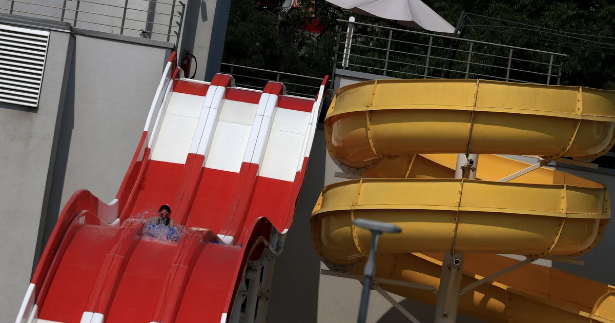 ŠOKK PUHKUSEL ⟩ Veekeskuse lõbusõit lõppes surmaga: väikelaps libises isa käest ja hukkus liutorul