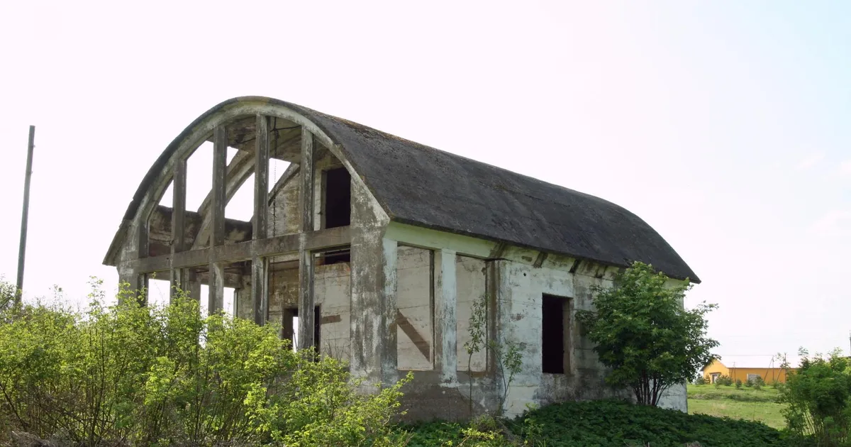 AEGRUUM ⟩ Betoonist ehitatud talu