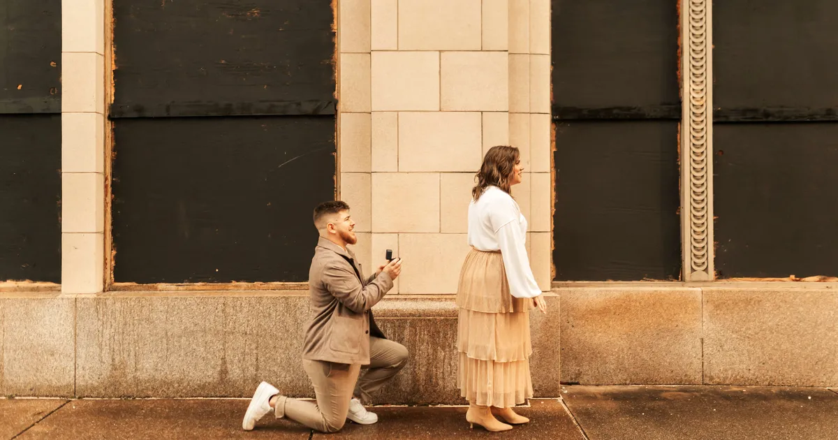 KOOMILINE VIDEO ⟩ Unistuste abieluettepanek võttis ootamatu pöörde – kõik ühe näljase turisti ja Snickersi pärast!